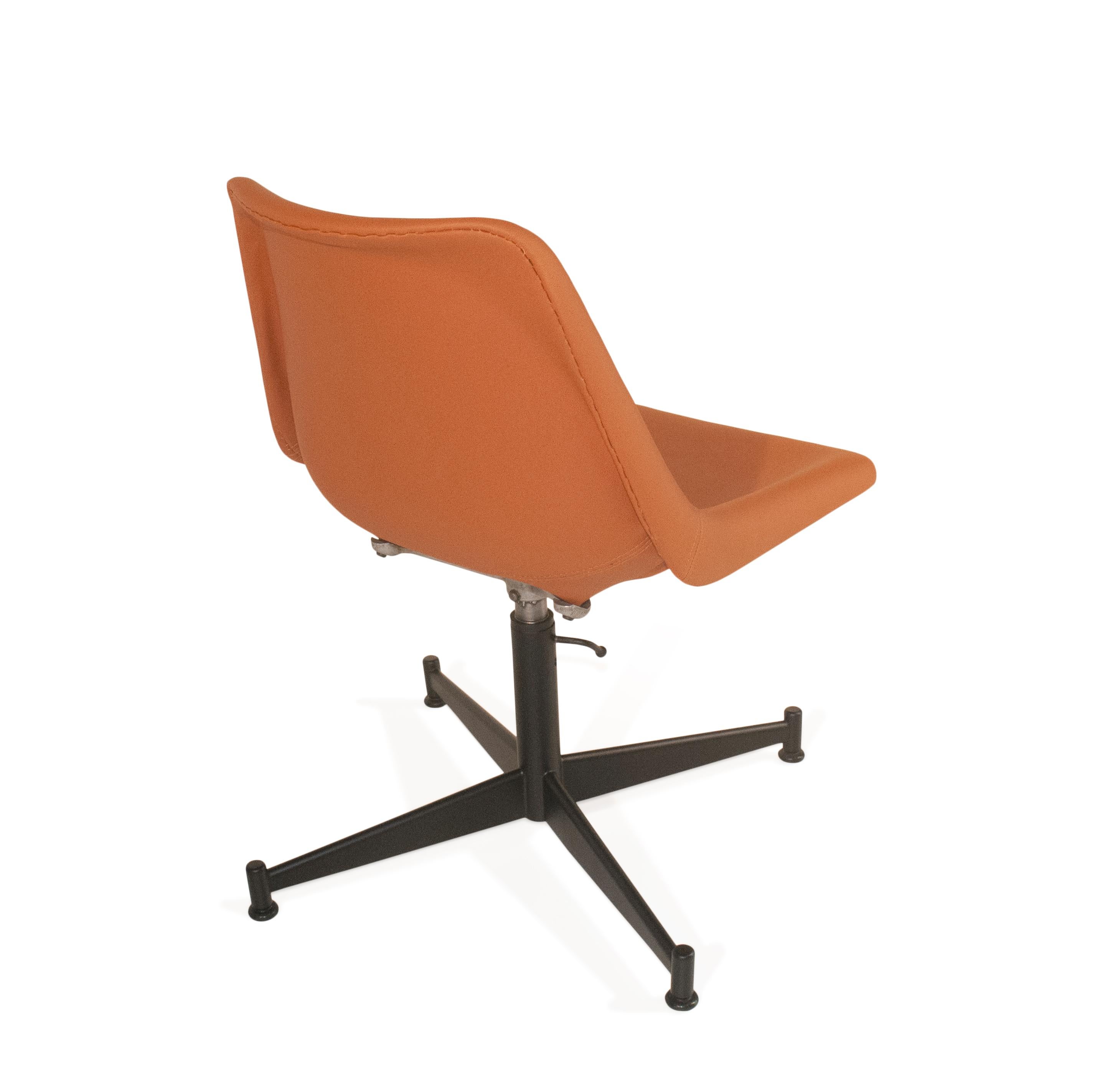 Der Listenpreis gilt pro Stuhl, insgesamt sind 6 Stühle verfügbar!
L'Atelier, ein renommiertes Unternehmen für Möbeldesign, ist ein Zeugnis für das Genie seines Gründers Jorge Zalszupin. Der in Polen geborene Architekt, der Brasilien zu seiner