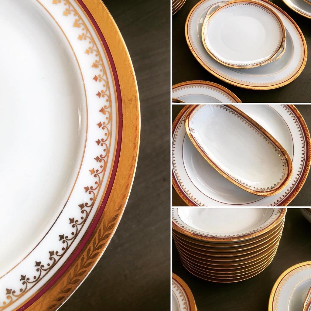 Porcelain dinnerware from the Limoges manufacturer L. Bernardaud & Co, composed of: 

18 dining plates (25 cm D)
9 dessert plates (19,5 cm D)
11 soup plates
4 serving dishes (1 for meat, 2 for vegetables, 1 for bread)
1 salad bowl
1 sauce