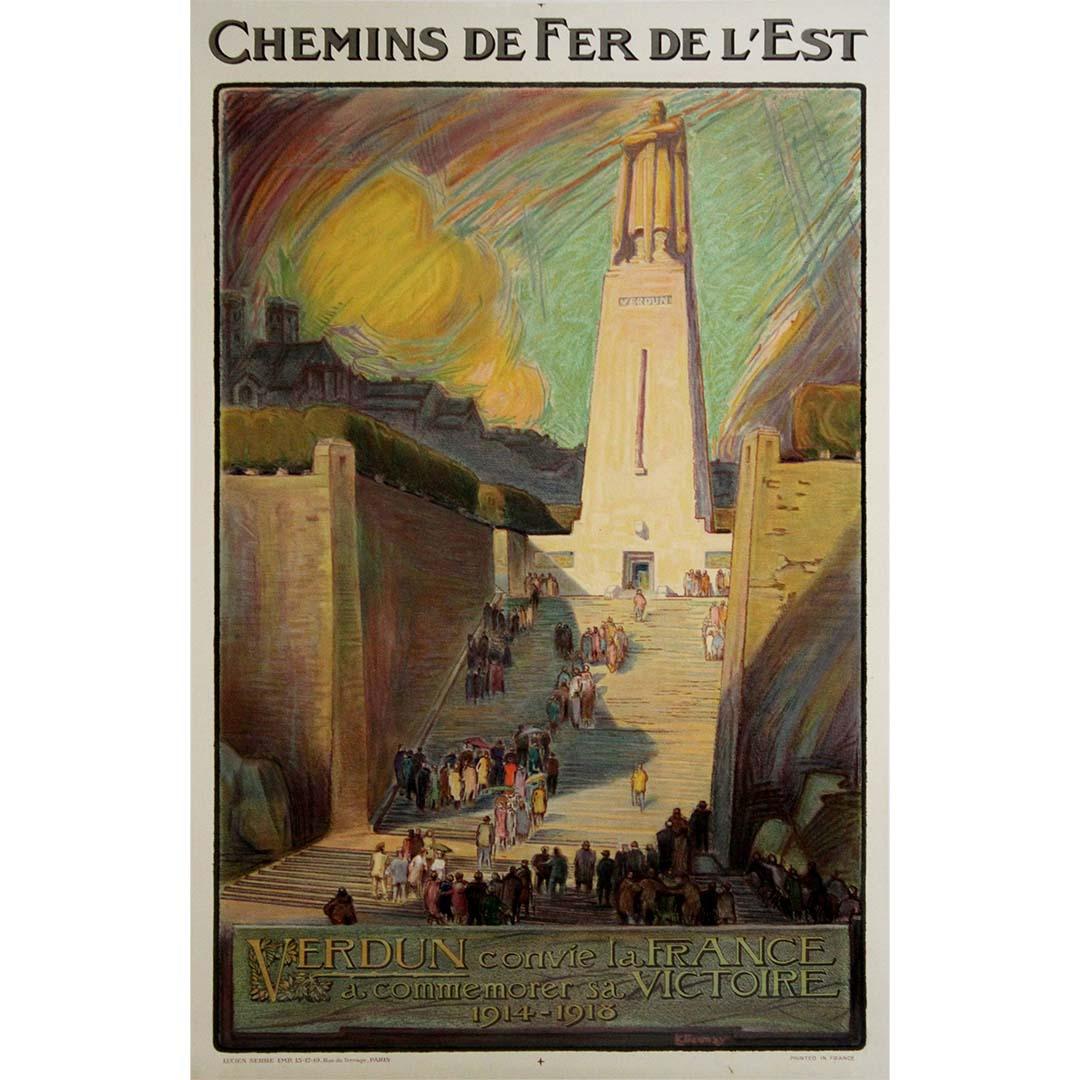 Dieses um 1934 veröffentlichte Originalplakat von L. C. Besnay wurde von den Chemins de fer de l'Est (Östliche Eisenbahngesellschaft) herausgegeben, um für eine Gedenkreise nach Verdun zu werben, dem legendären Schauplatz einer der wichtigsten