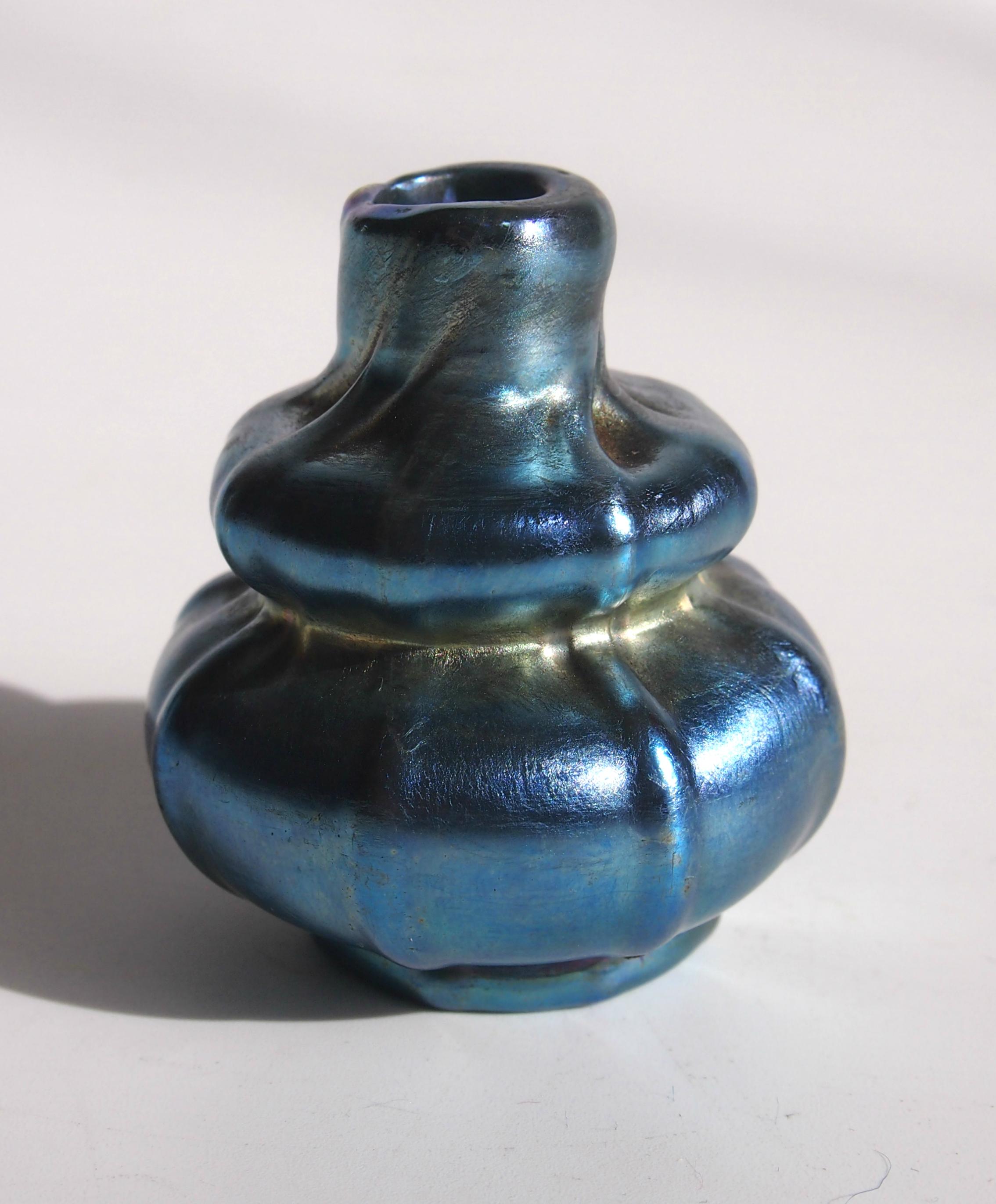 Très rare vase miniature en Favrile bleu Louis Comfort Tiffany à nervures organiques dans le style Jugendstil. Magnifiquement signé 'L. C. Tiffany Inc Favrile' puis (indistinctement) '7168 U' et un code de forme très indistinct '10/??' (Voir photo