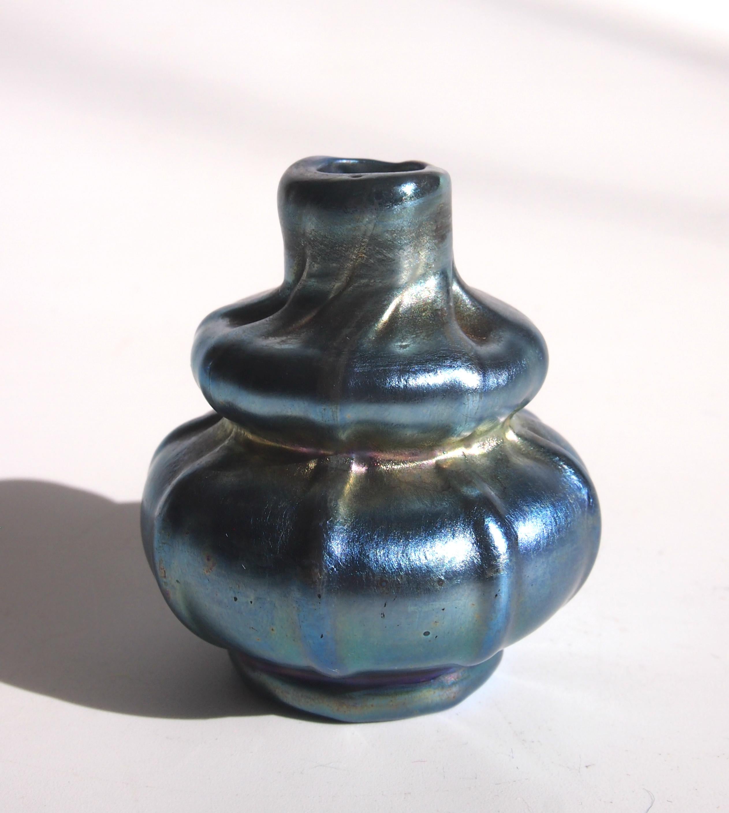 Jugendstil Vase miniature en verre favrile bleu de Tiffany L C -signé en vente