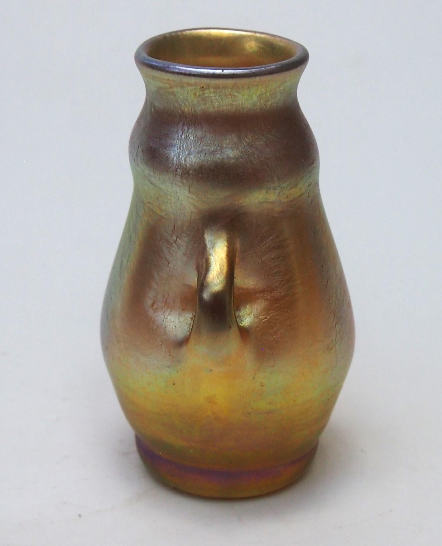 Un raro vaso in miniatura Louis Comfort Tiffany Gold Aurene Favrile a due manici estrusi con corpo bulboso in stile Art Nouveau. Firmato 