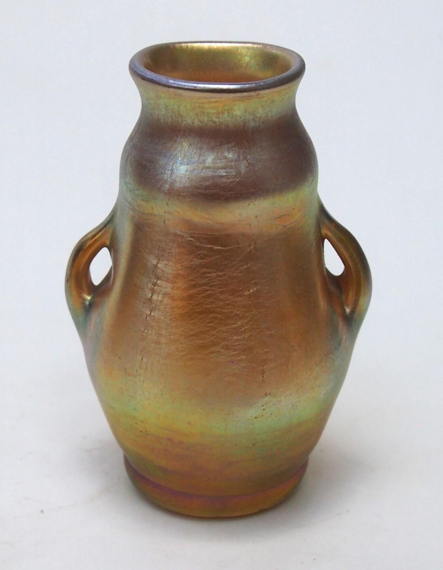 Art Nouveau I.L.C. Tiffany Oro Aurene Vaso in vetro Favrile in miniatura a due manici, firmato in vendita