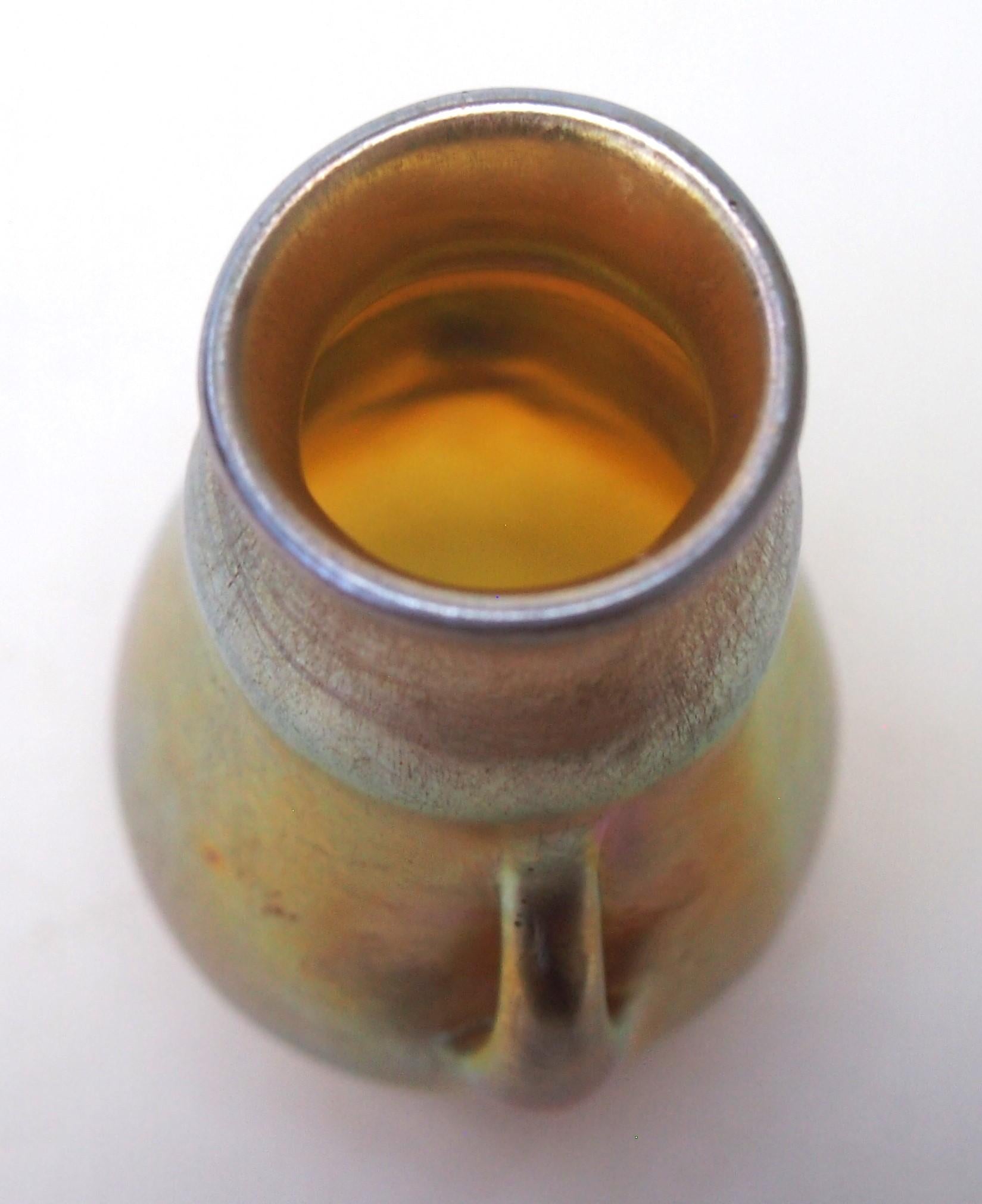 I.L.C. Tiffany Oro Aurene Vaso in vetro Favrile in miniatura a due manici, firmato In condizioni buone in vendita a Worcester Park, GB