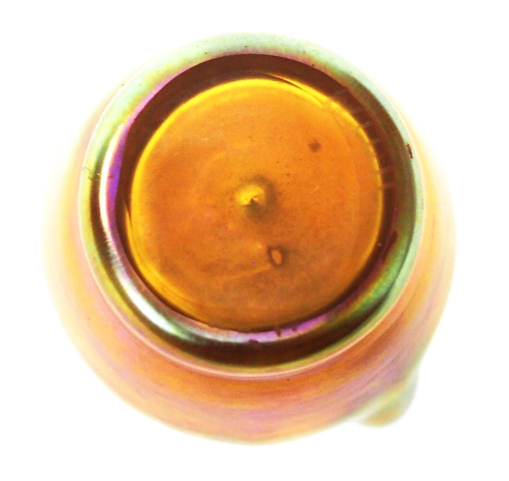 Inizio XX secolo I.L.C. Tiffany Oro Aurene Vaso in vetro Favrile in miniatura a due manici, firmato in vendita