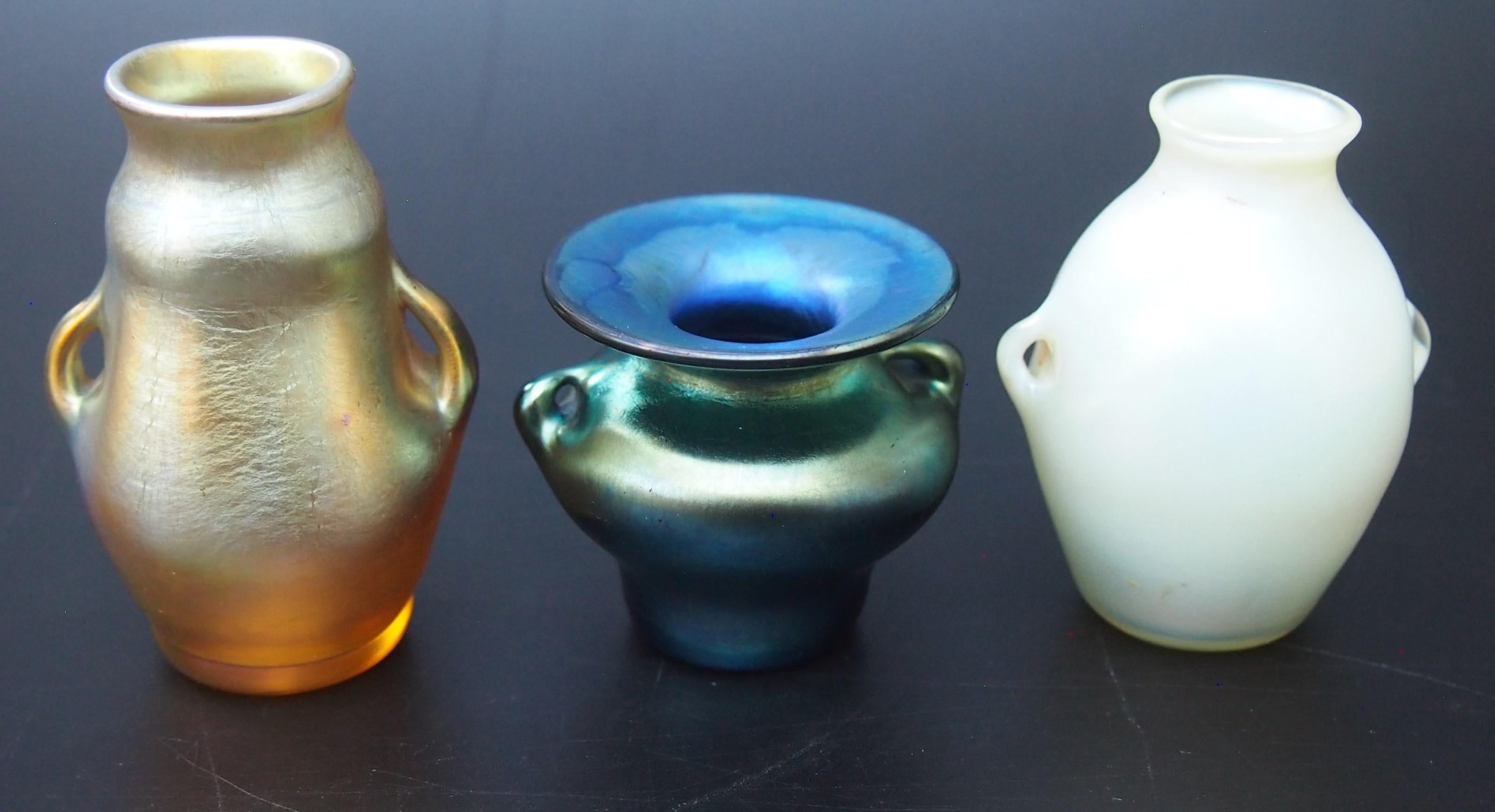 Vetro artistico I.L.C. Tiffany Oro Aurene Vaso in vetro Favrile in miniatura a due manici, firmato in vendita