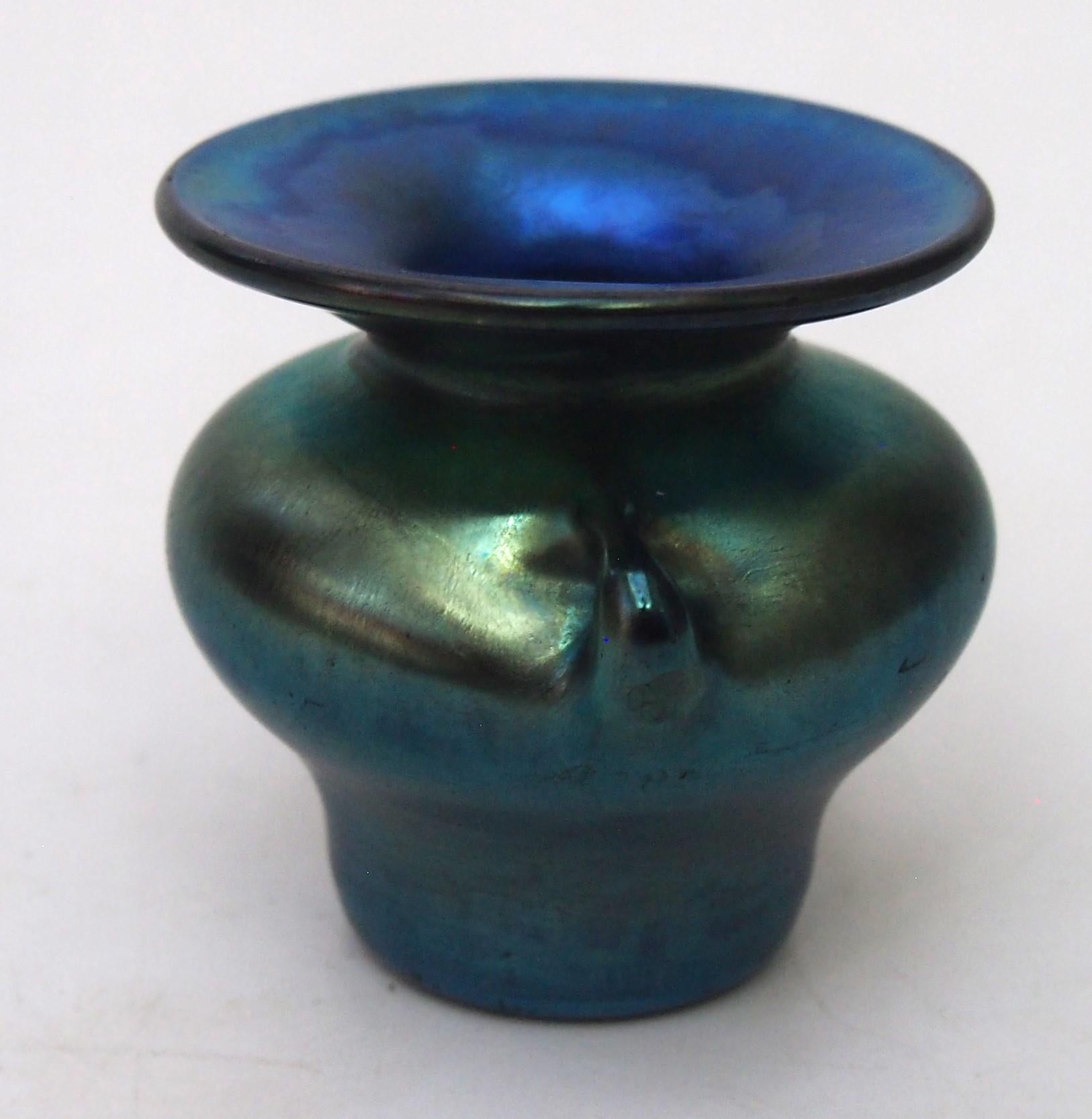 Un rarissimo vaso in miniatura Louis Comfort Tiffany a due manici estrusi in Favrile blu Mazarin brillante con piano svasato in stile Art Nouveau. Splendidamente firmato 'L.A. A.I.C. Tiffany Inc Favrile' Poi  '#12 5243N'  (See One 6) risalente al