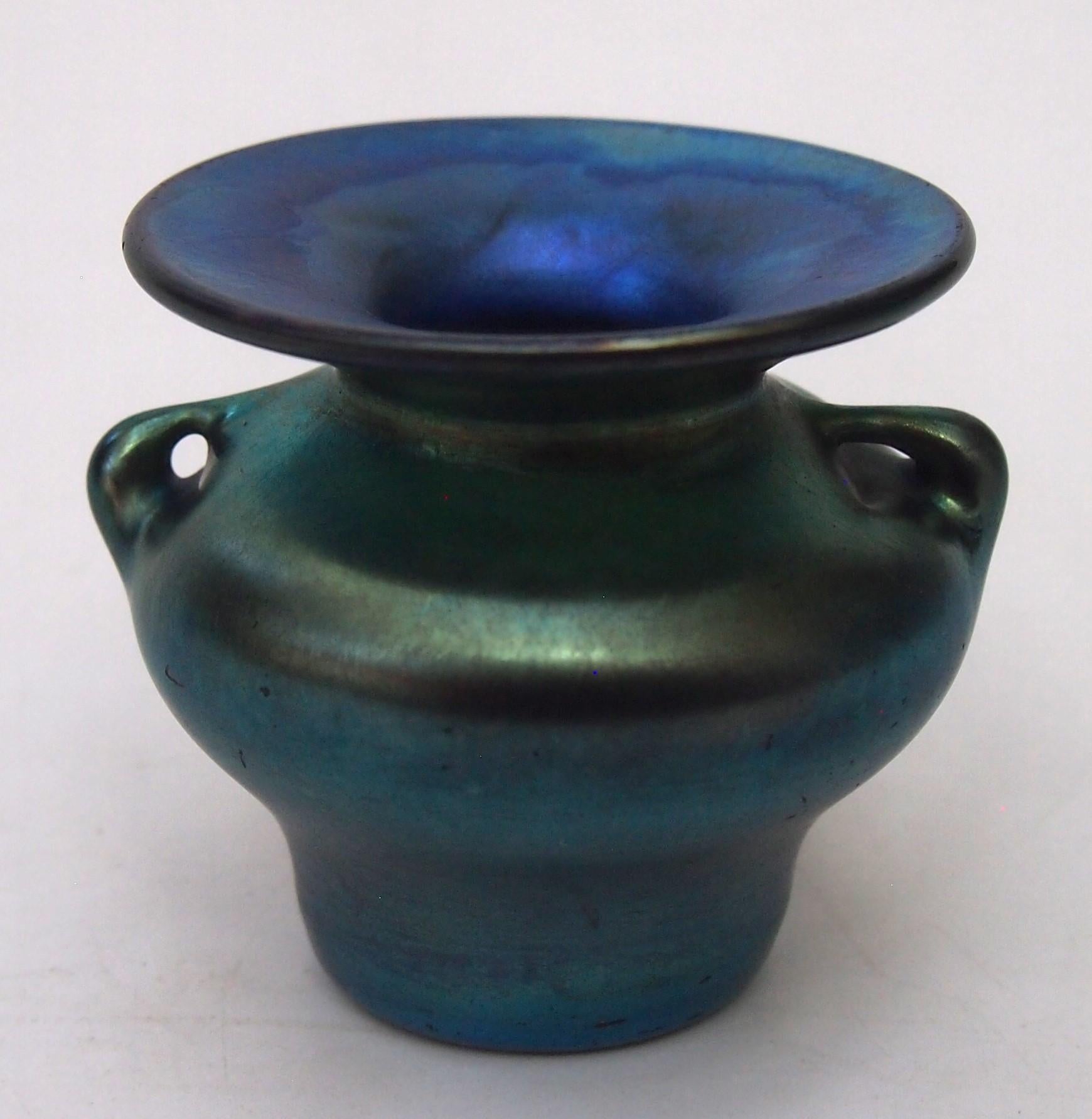 Art Nouveau I.L.C. Tiffany Mazarin Blue Vaso in vetro Favrile in miniatura a due manici, firmato in vendita