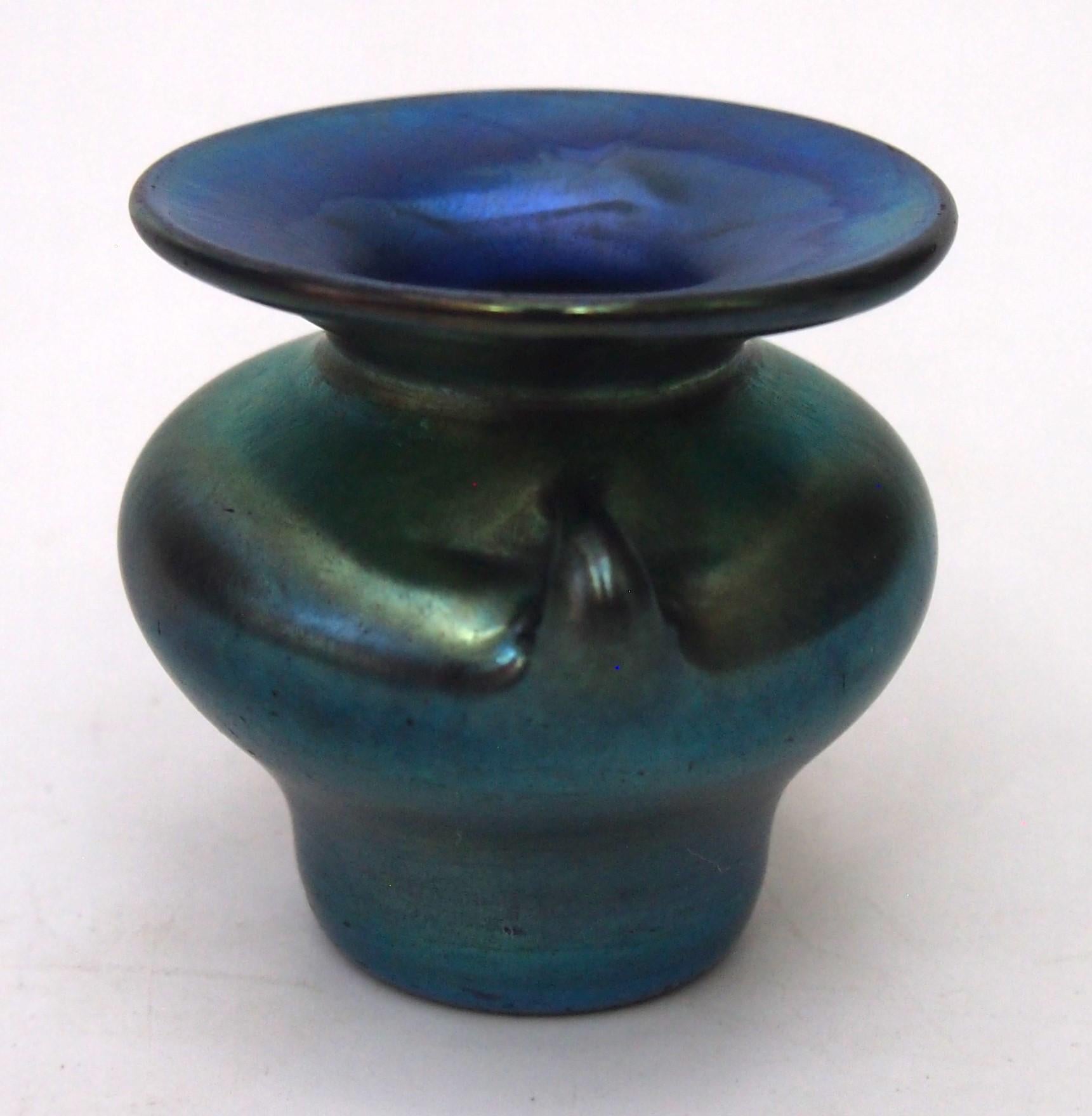 Americano I.L.C. Tiffany Mazarin Blue Vaso in vetro Favrile in miniatura a due manici, firmato in vendita