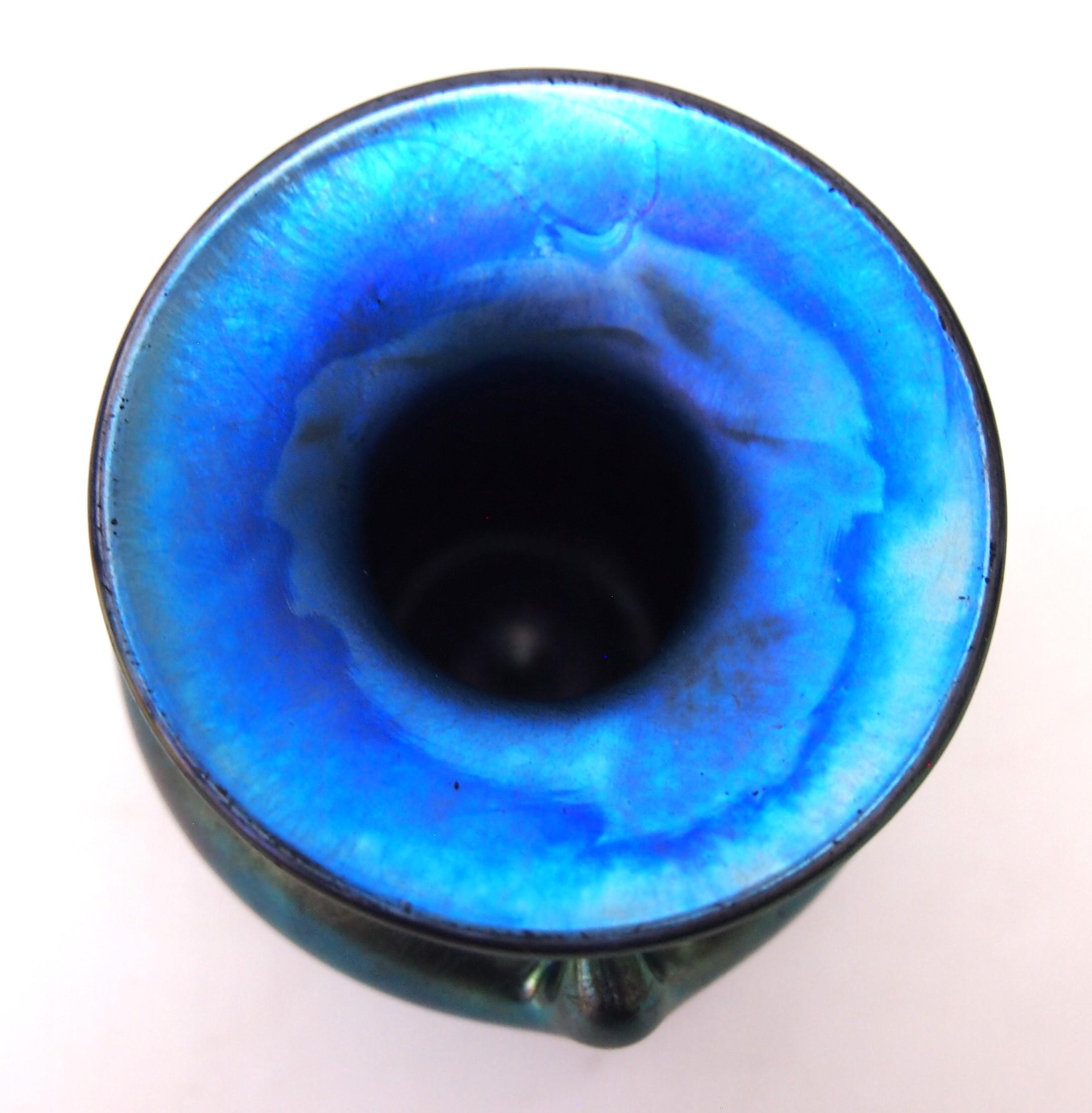 I.L.C. Tiffany Mazarin Blue Vaso in vetro Favrile in miniatura a due manici, firmato In condizioni buone in vendita a Worcester Park, GB