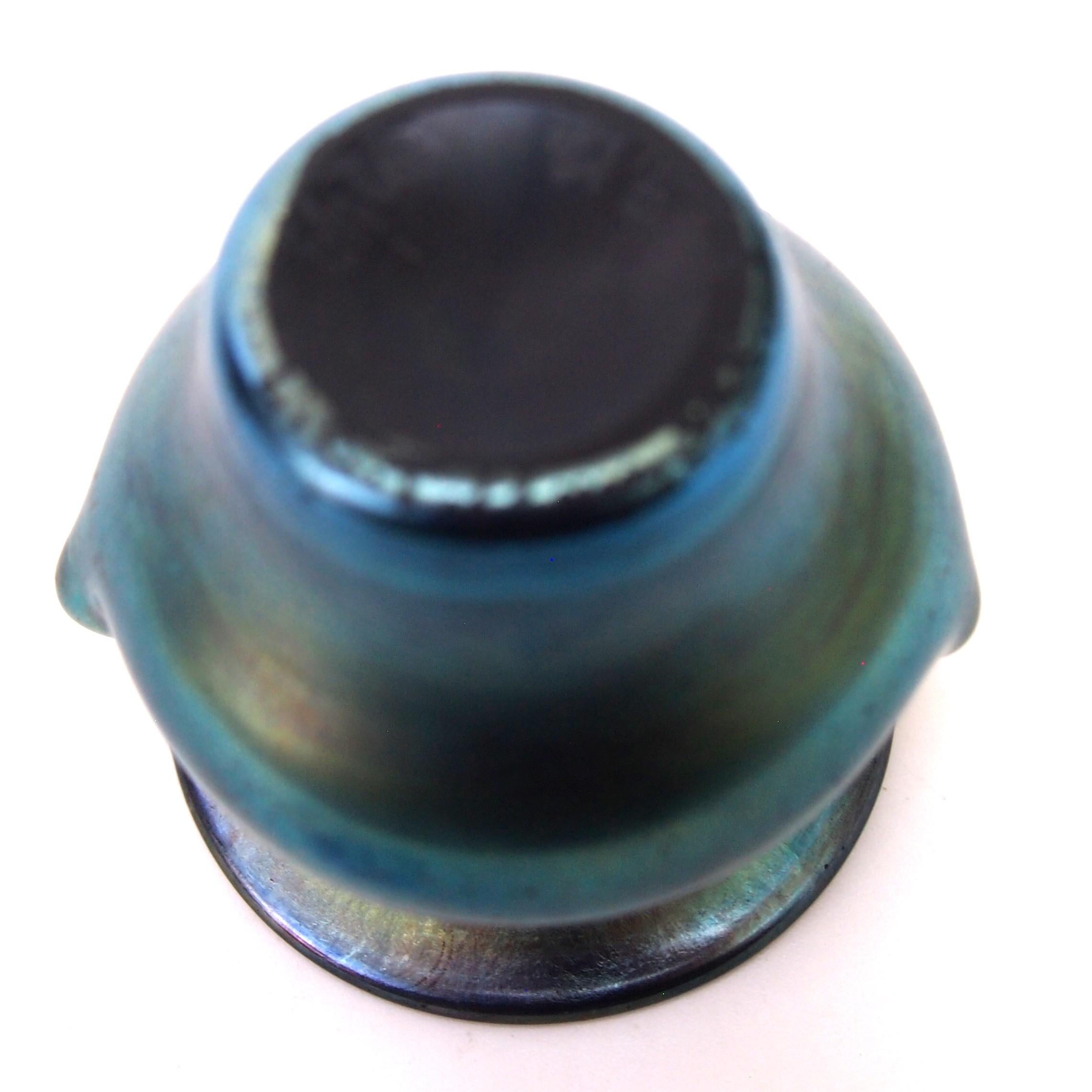 Inizio XX secolo I.L.C. Tiffany Mazarin Blue Vaso in vetro Favrile in miniatura a due manici, firmato in vendita