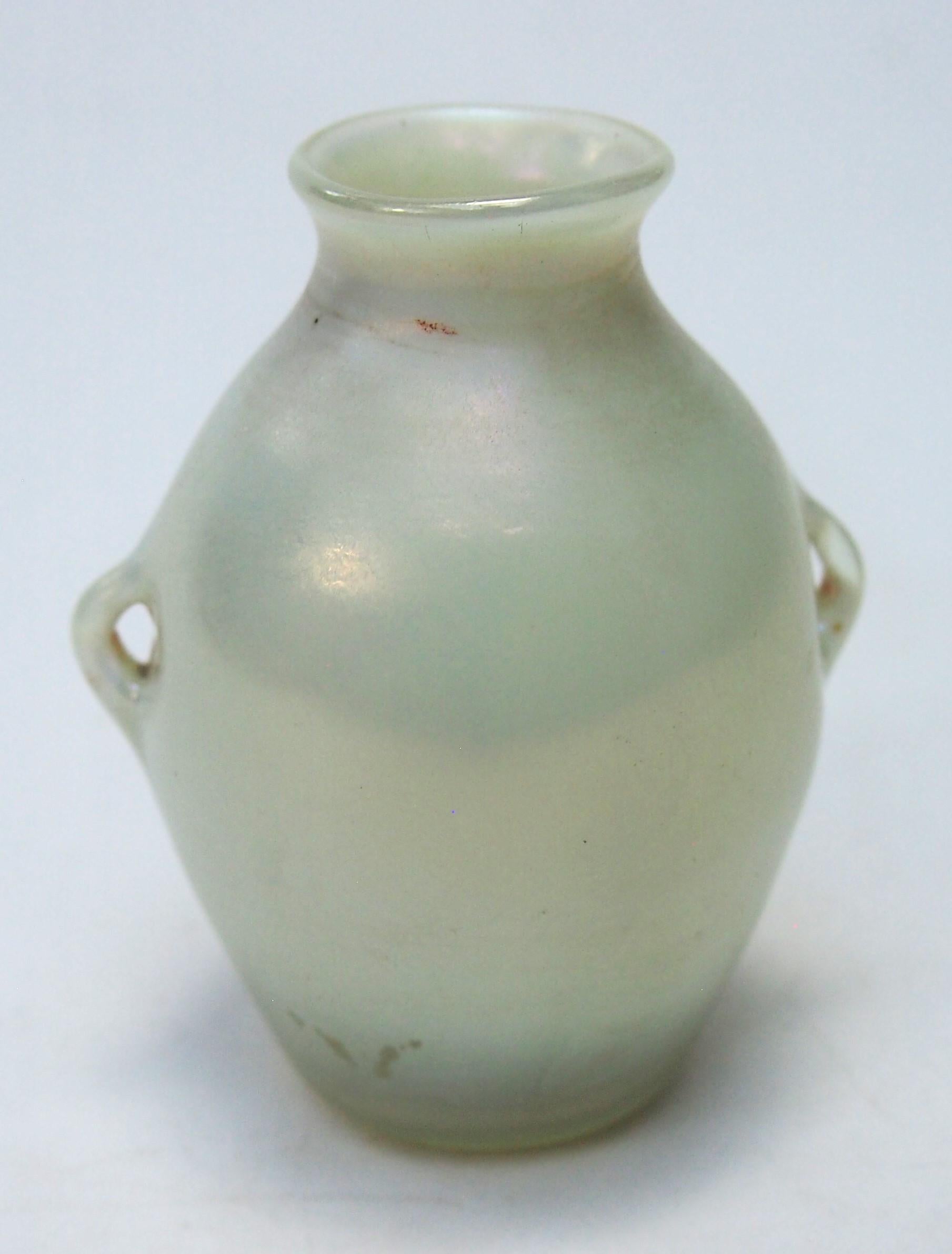 Art Nouveau I.L.A. Tiffany Opal Miniature Handled Favrile Glass Vase - firmato c1920 in vendita