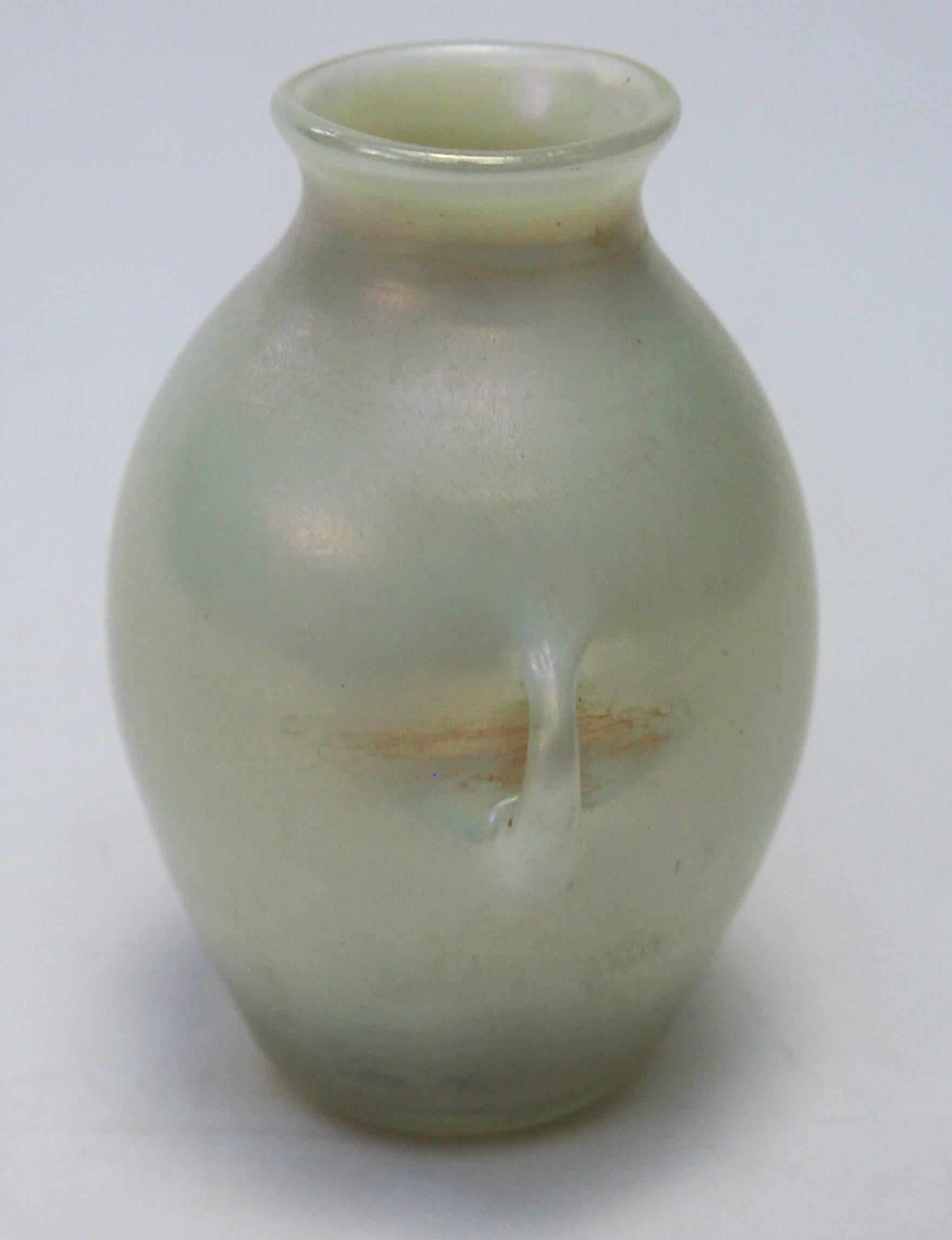Americano I.L.A. Tiffany Opal Miniature Handled Favrile Glass Vase - firmato c1920 in vendita