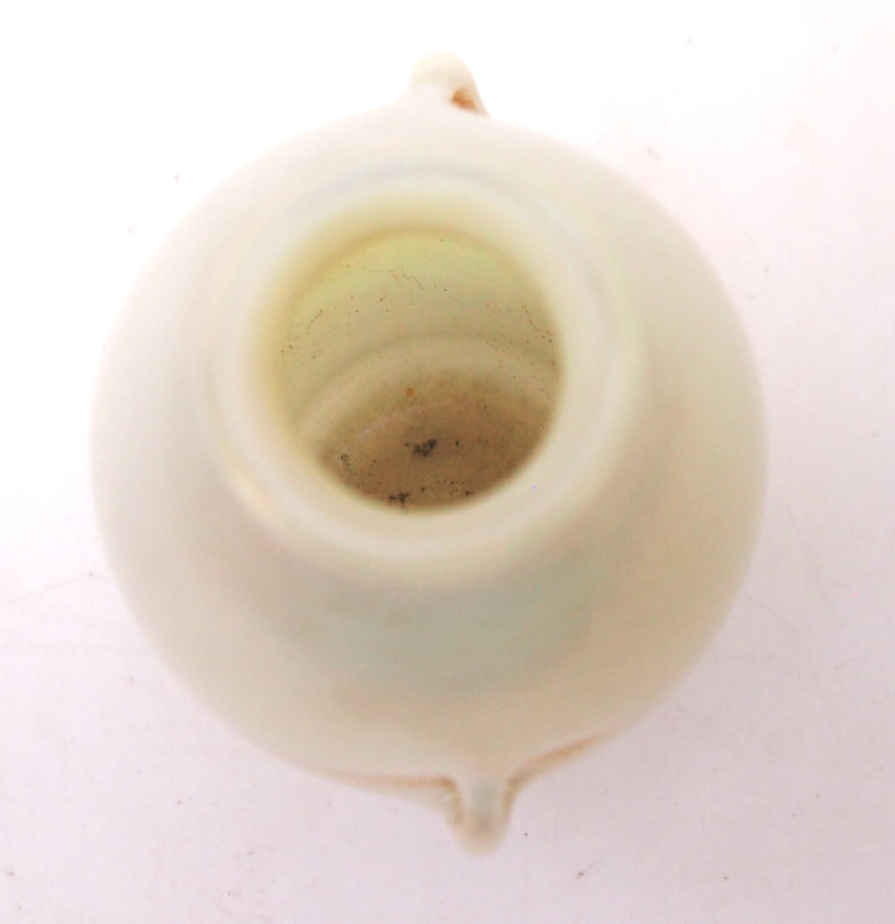 I.L.A. Tiffany Opal Miniature Handled Favrile Glass Vase - firmato c1920 In condizioni buone in vendita a Worcester Park, GB