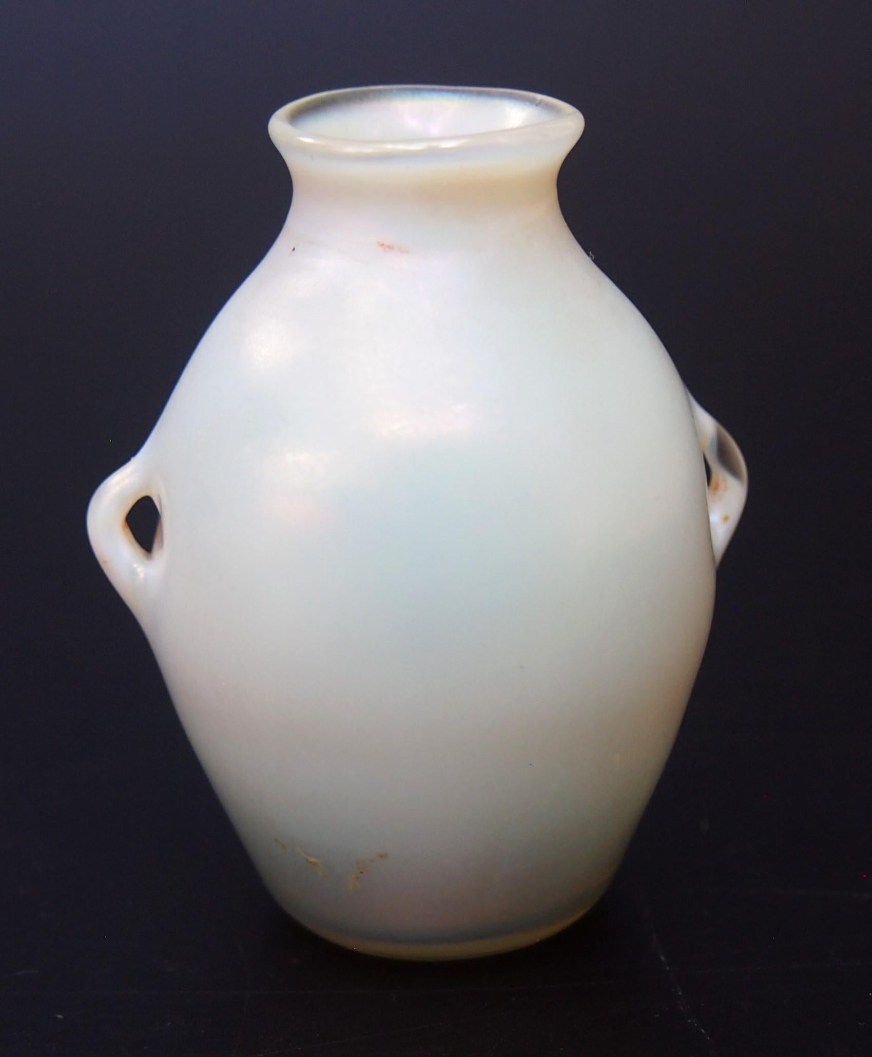 Vetro artistico I.L.A. Tiffany Opal Miniature Handled Favrile Glass Vase - firmato c1920 in vendita