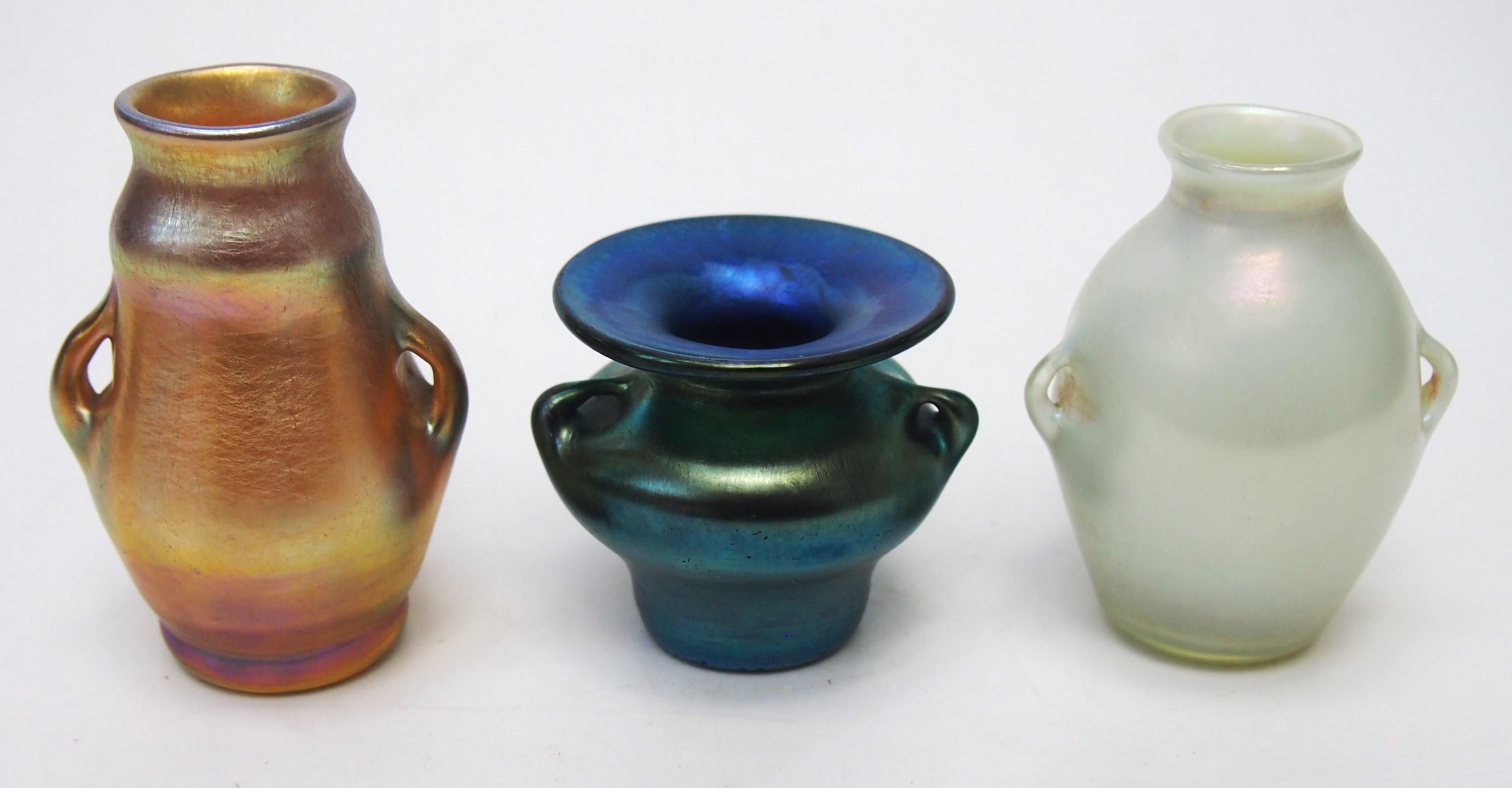 I.L.A. Tiffany Opal Miniature Handled Favrile Glass Vase - firmato c1920 in vendita 2
