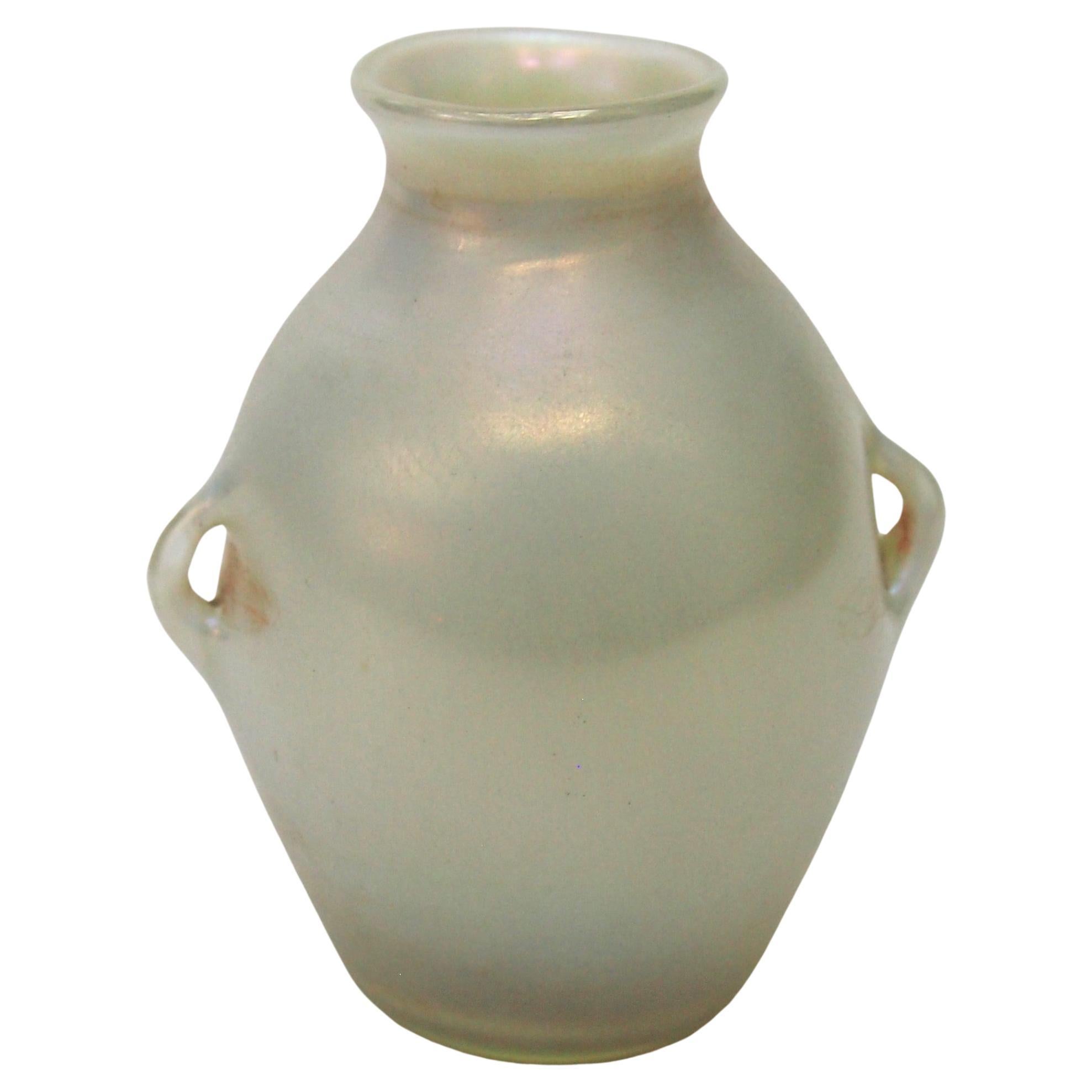I.L.A. Tiffany Opal Miniature Handled Favrile Glass Vase - firmato c1920 in vendita