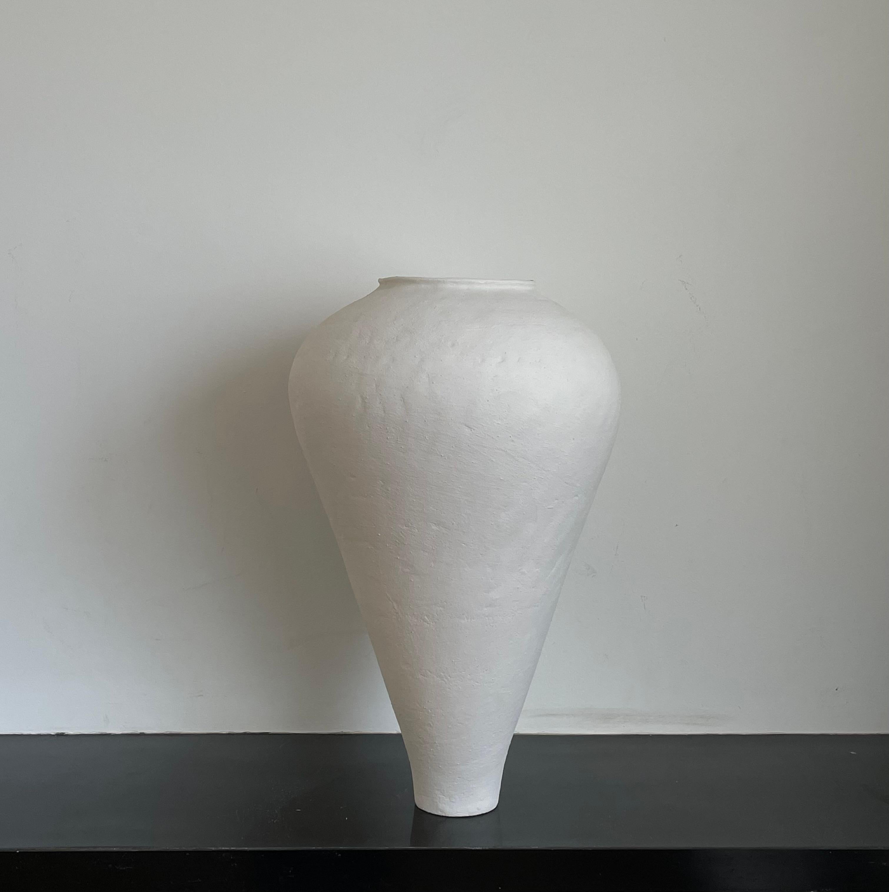 Vaso in ceramica I.L.A. in bianco opaco di Mathilde Martin
Unico nel suo genere.
Dimensioni: Ø 25 x H. 40 cm. Apertura: 13 cm. Piede: 6,5 cm. 
Materiali: Ceramica. 

Realizzato a mano. Le dimensioni possono variare. Contattateci.

Il design guidato