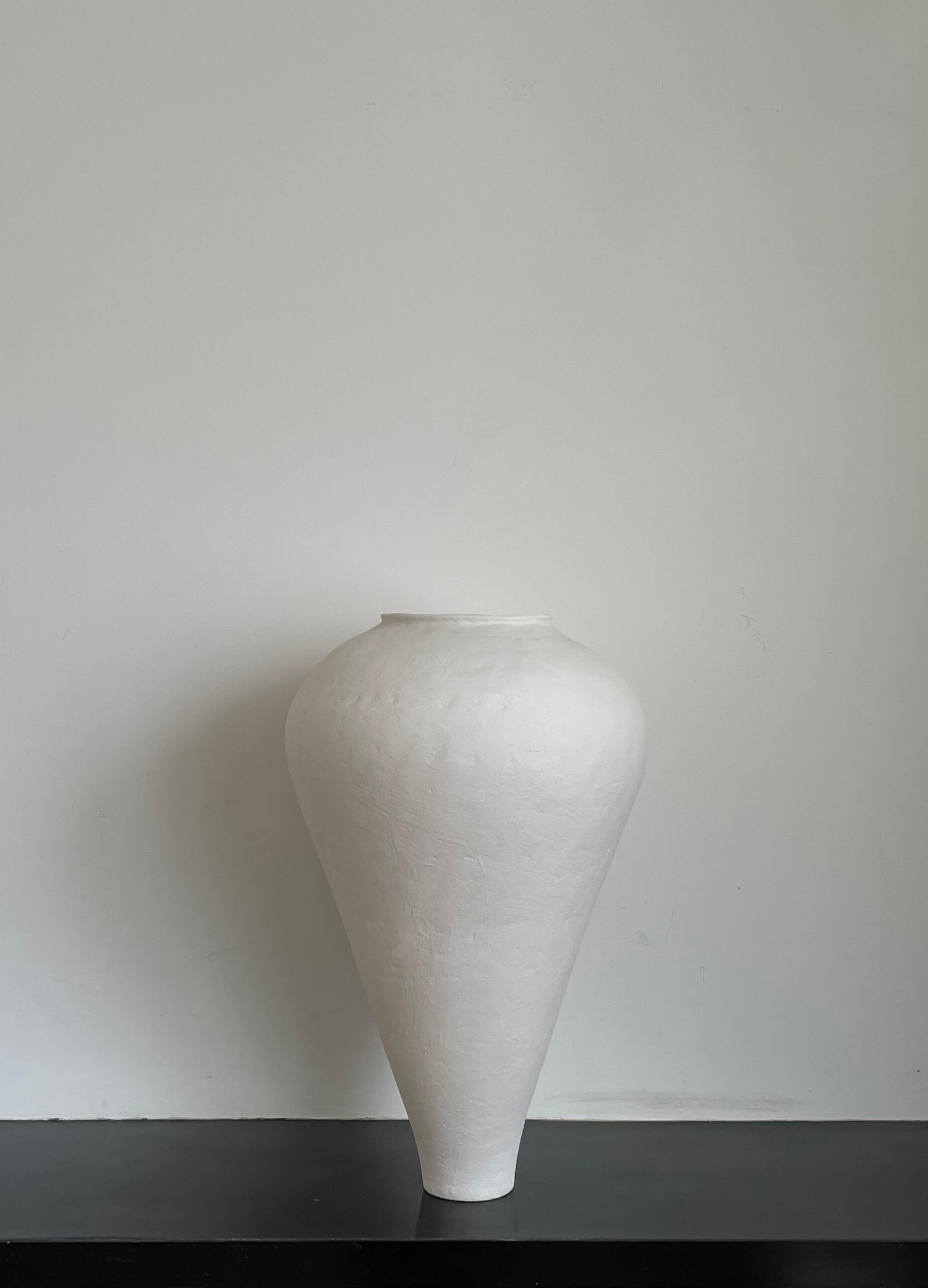 Postmoderno Vaso in ceramica I.L.A. in bianco opaco di Mathilde Martin in vendita