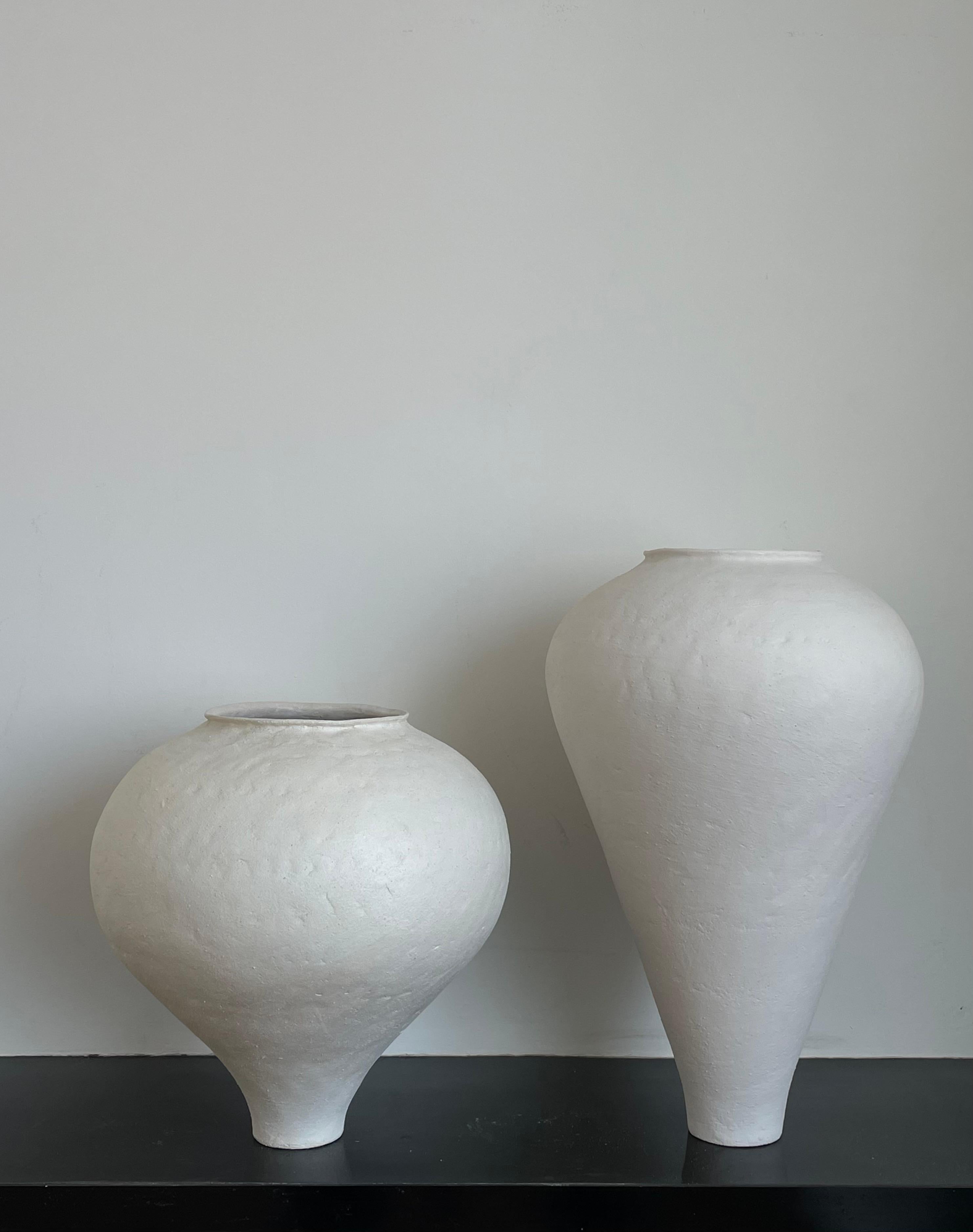 Francese Vaso in ceramica I.L.A. in bianco opaco di Mathilde Martin in vendita