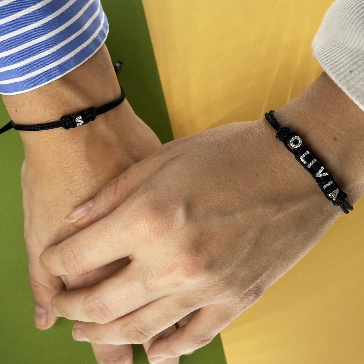 NOTE IMPORTANTE :
✔ Aucun coût supplémentaire ne sera ajouté à cette commande.
✔ Les frais d'expédition et de douane sont entièrement à notre charge.
--------------------
Un bracelet unique et sophistiqué, confectionné avec un élégant cordon