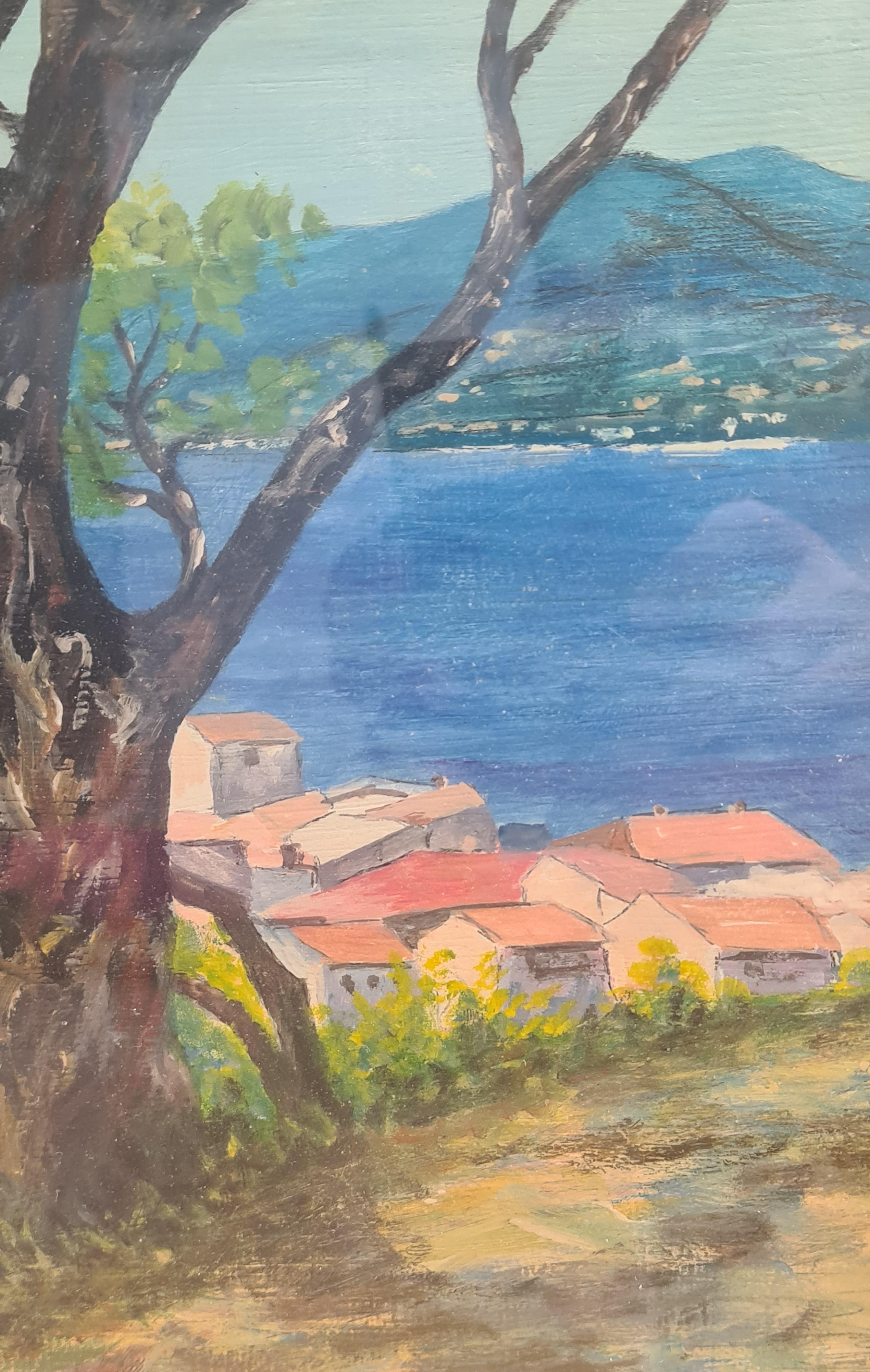 Una veduta ad olio su tavola del porto di St Tropez, nel sud della Francia. Il dipinto è firmato in basso a destra con un'iniziale non ancora decifrata. Presentato in una cornice di legno con cornice in cartoncino intagliato con decorazioni ad