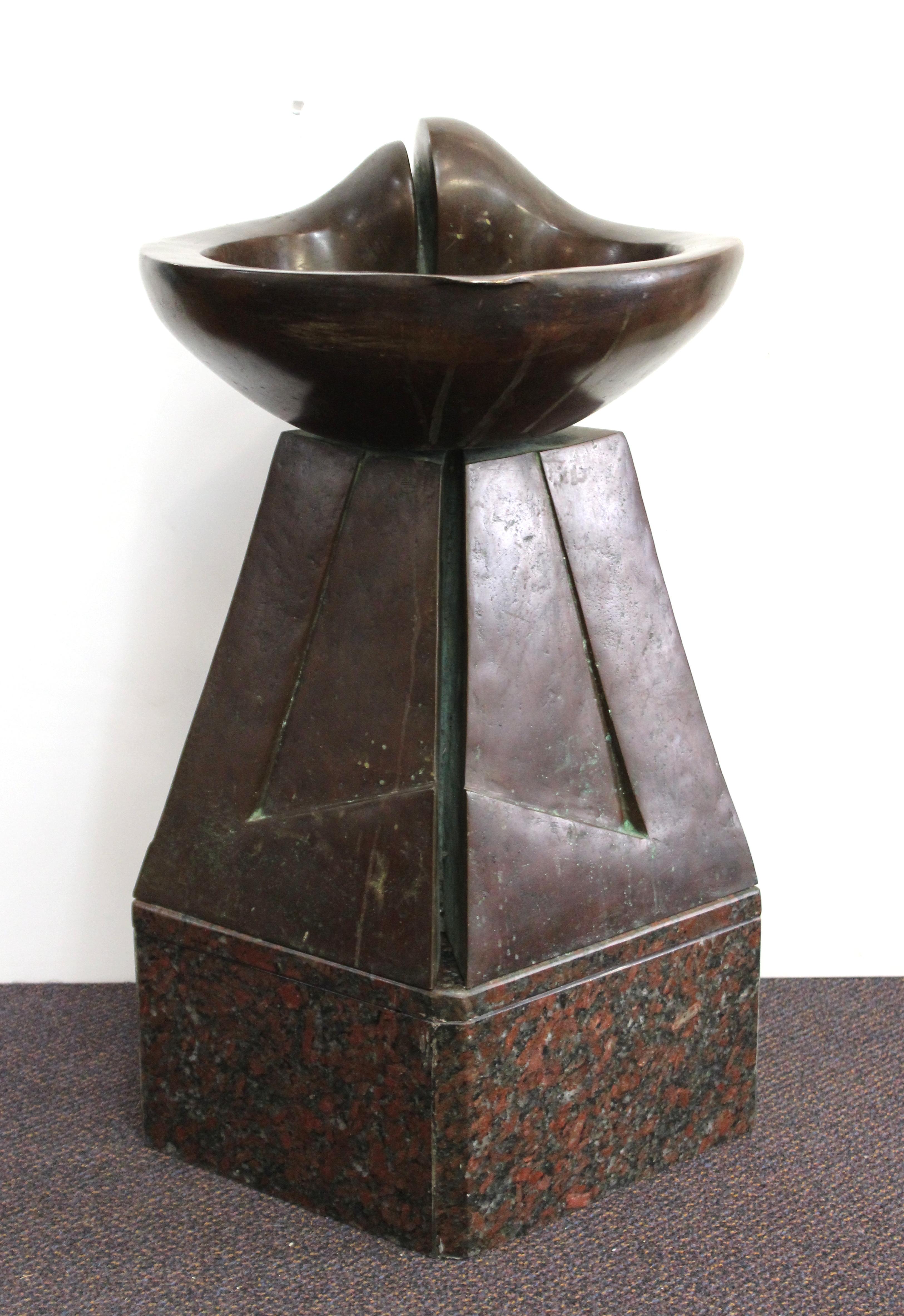 Moderner abstrakter Bronzebrunnen von L. Filippi. Das Stück besteht aus einer organisch geformten Schale auf einer eher geometrischen Basis, die auf einem Granitsockel steht. Auf einer Seite des Bronzesockels vom Künstler L. Filippi signiert, auf