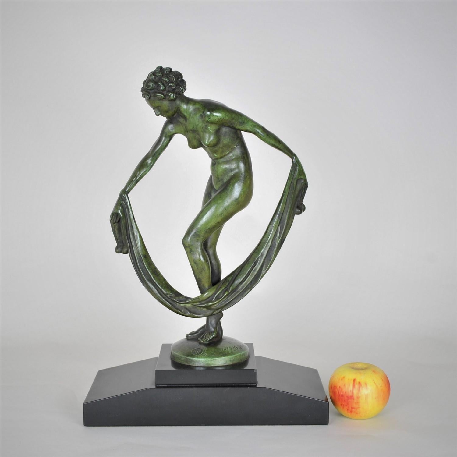 Bronze with dark green patina representing a naked woman with a large veil with pompoms in her hands, on a black marble terrace

The counter-base is signed L Giannoni (Leonildo Giannoni Chapelier (1880-1951), with a stamp (illegible), dated 1937