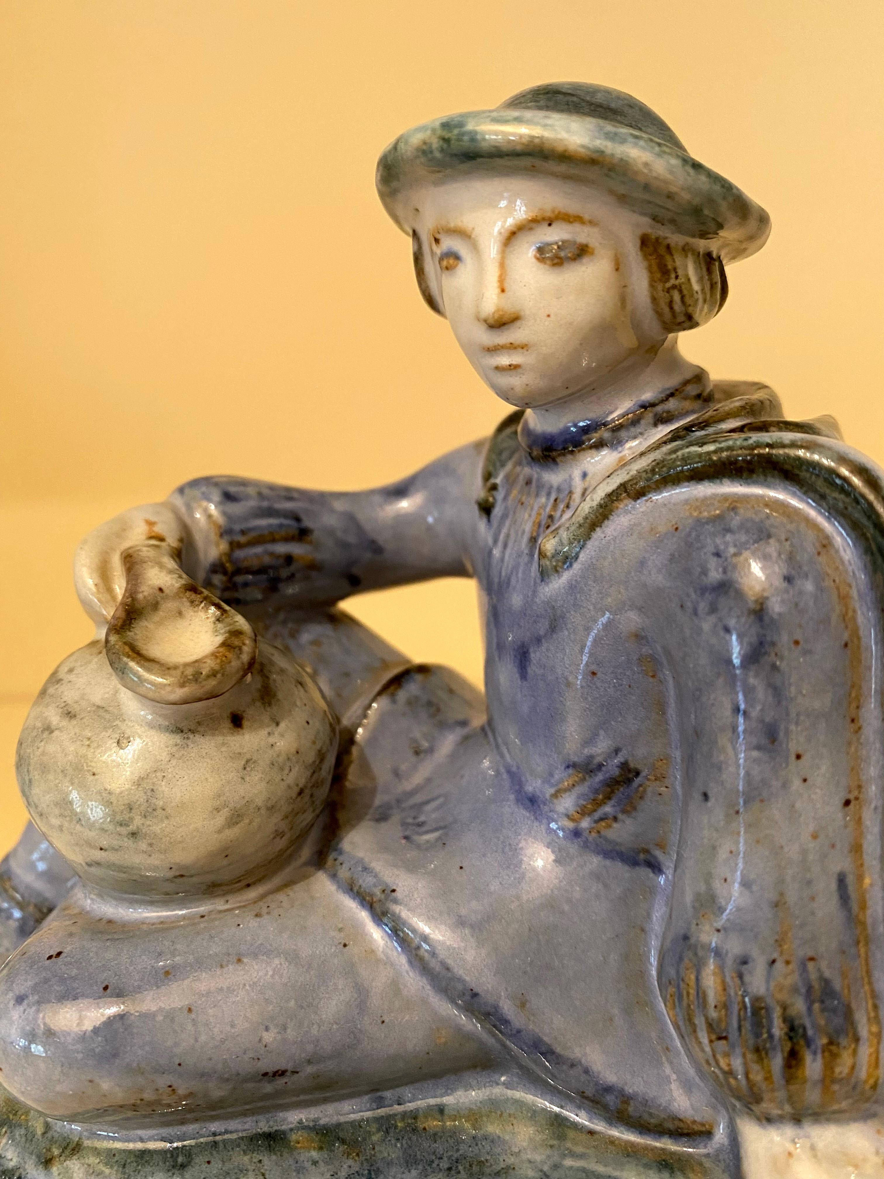 L. Hjorth Escultura de cerámica de un niño vestido de azul en venta 1