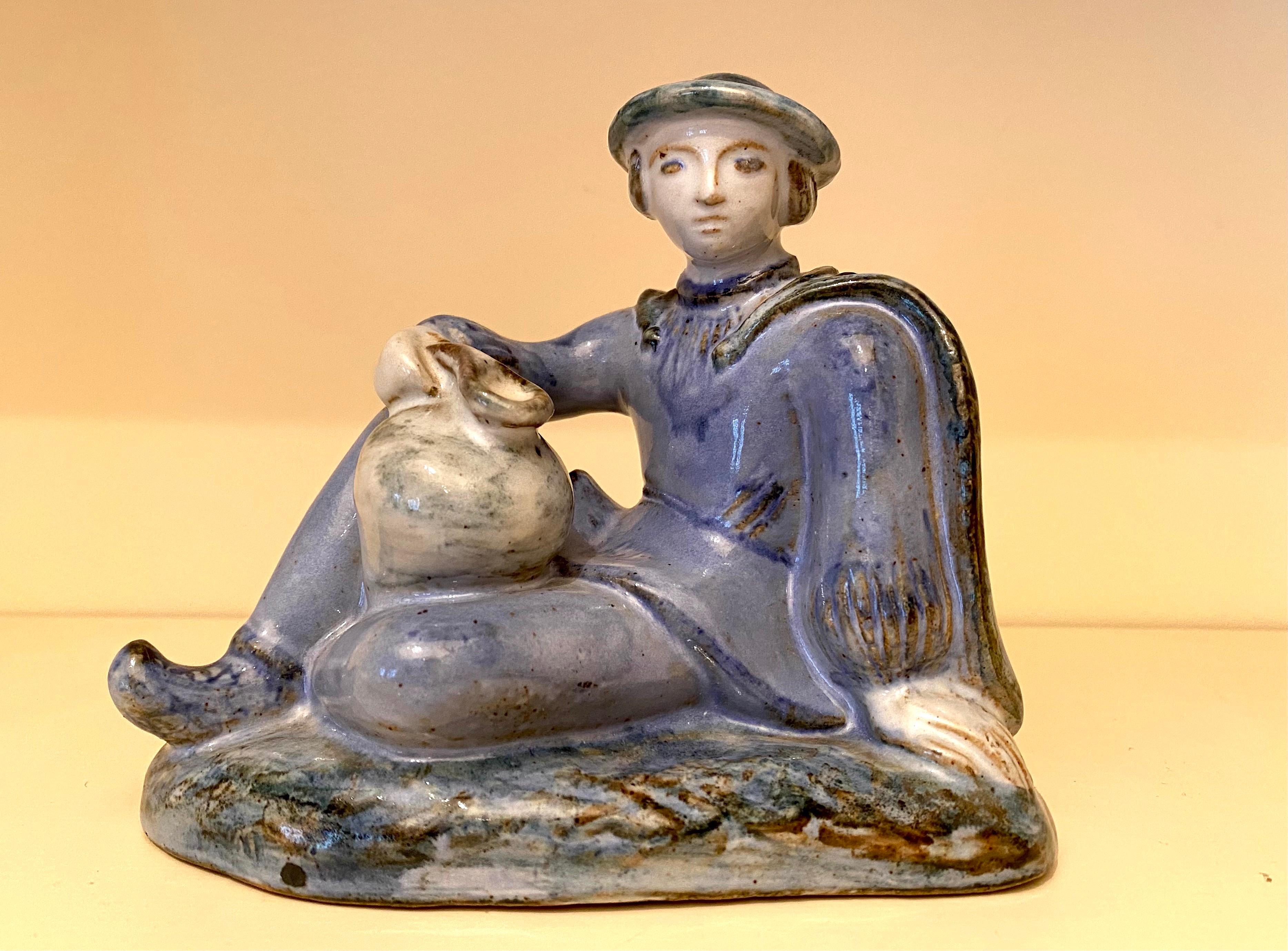 L. Hjorth Escultura de cerámica de un niño vestido de azul en venta 2