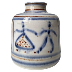 L. Vase bleu blanc décoré à la main par Hjorth, années 1950