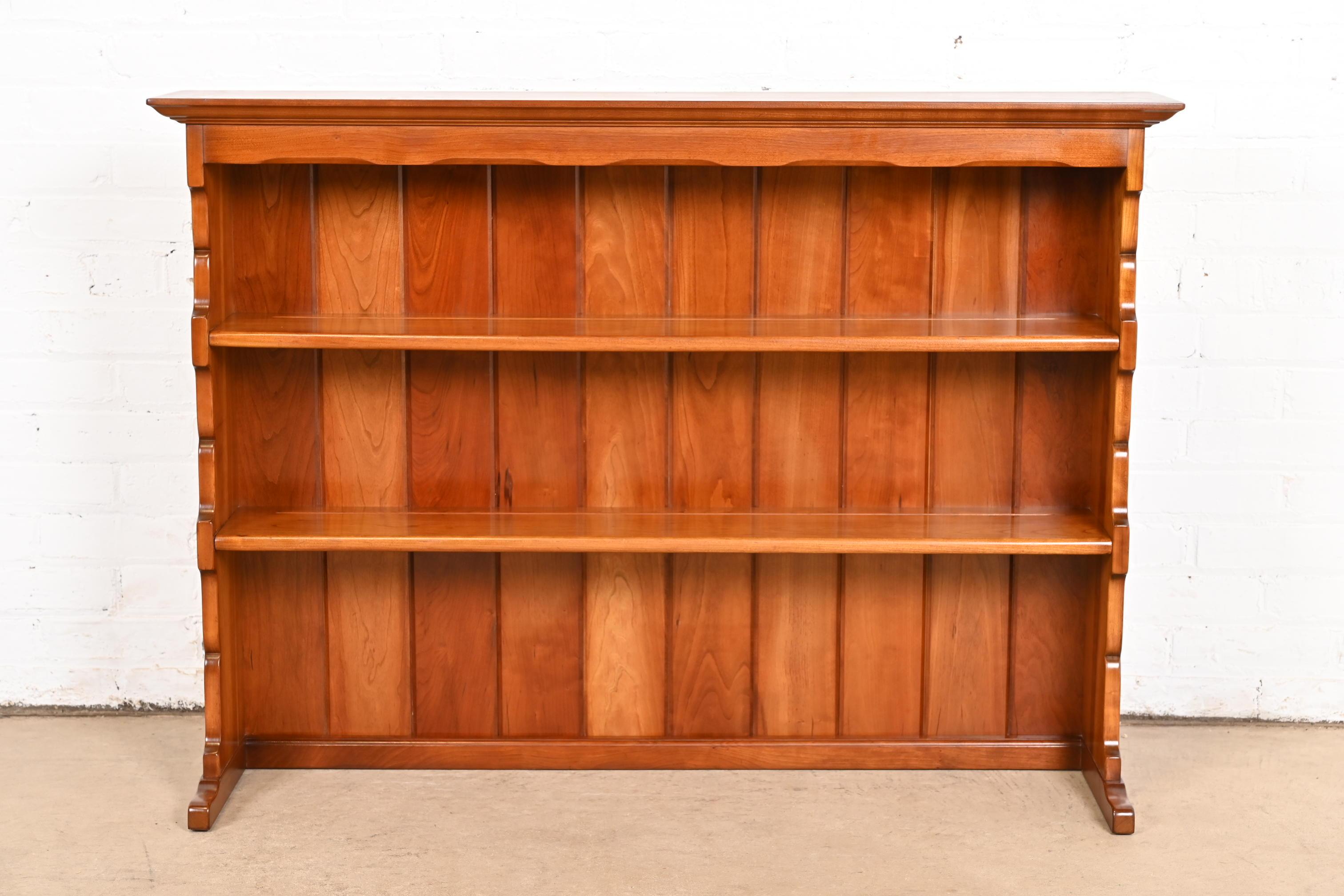 A gorgeous Georgian, American Chippendale, or Colonial style solid carved cherry wood hutch or bookcase

By L. & J.G. Stickley

USA, 1950s

Measures: 45