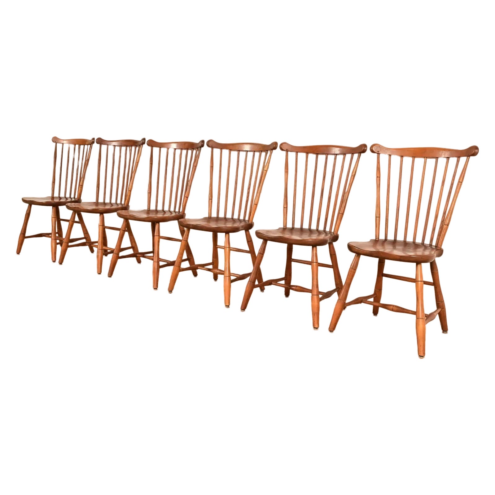 L. & J. G. Stickley – Windsor-Esszimmerstühle im amerikanischen Kolonialstil aus massivem Kirschholz im Angebot
