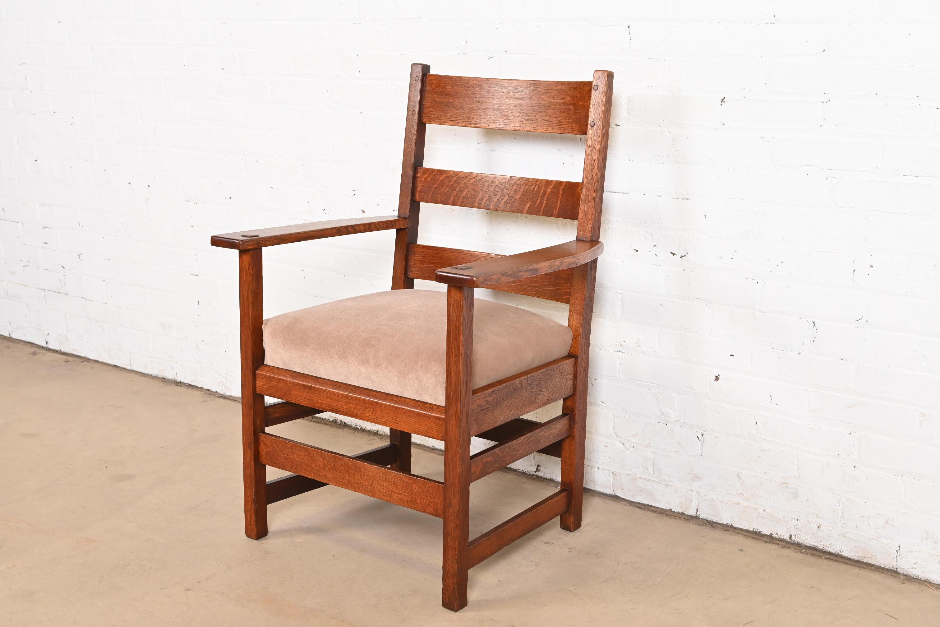 Ein außergewöhnlicher antiker Klubsessel oder Sessel aus der Zeit der Mission oder des Arts & Crafts

Von L.G. & J.G. Stickley

USA, ca. 1900

Massiver Eichenholzrahmen mit gepolsterter Sitzfläche.

Maße: 26 
