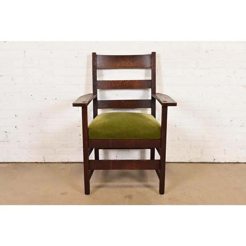 Ein außergewöhnlicher antiker Missions- oder Arts & Crafts-Klubsessel oder Sessel mit Leiterlehne

Von L.G. & J.G. Stickley

USA, ca. 1910

Massiver Eichenholzrahmen, mit grünem Samt gepolstertem Sitz.

Maße: 25,75 