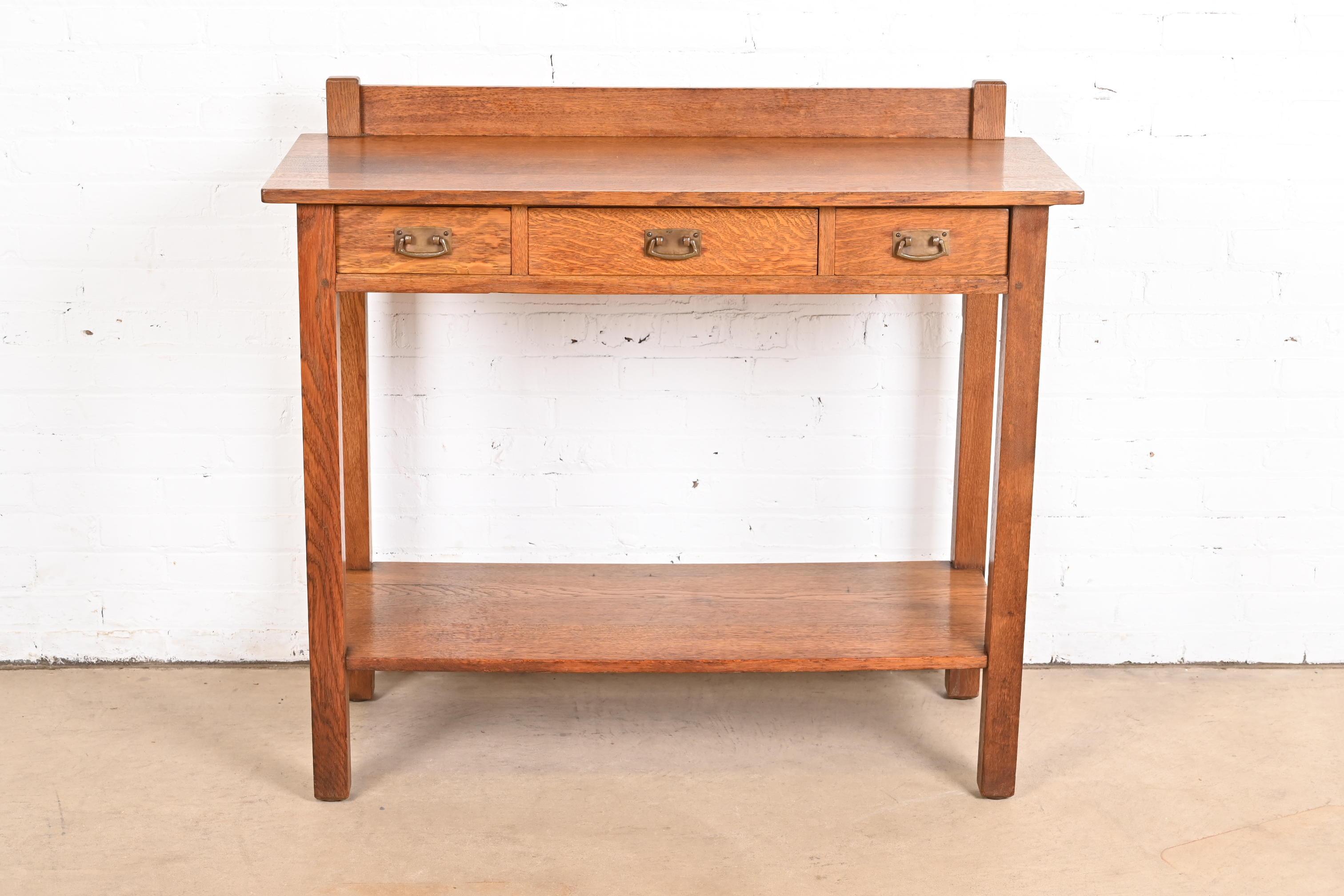 Exceptionnel buffet ou serveur antique de style Mission ou Arts & Crafts

Par L. & J.G. Stickley

USA, Circa 1900

Magnifique chêne massif scié sur quartier, avec quincaillerie d'origine en cuivre martelé.

Dimensions : 44 