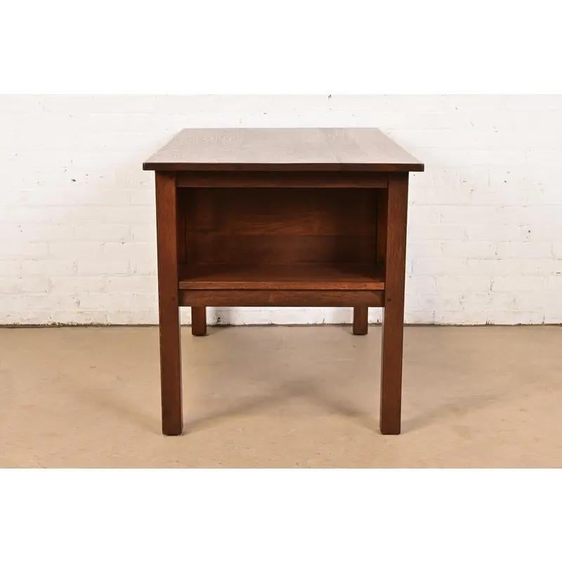 L. & J. G. Stickley Antiker Arts & Crafts-Schreibtisch aus Eichenholz im Missionsstil, neu lackiert im Angebot 6