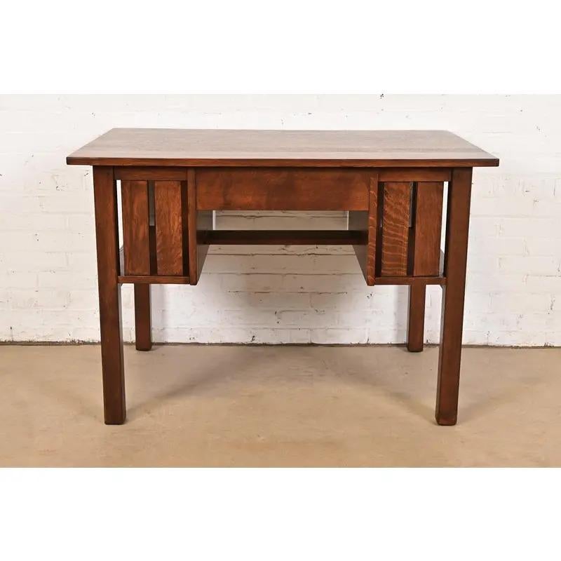 L. & J. G. Stickley Antiker Arts & Crafts-Schreibtisch aus Eichenholz im Missionsstil, neu lackiert im Angebot 7