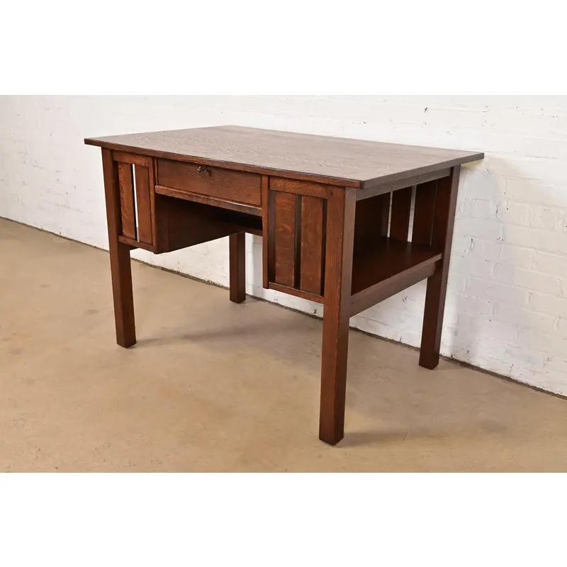 Ein außergewöhnlicher antiker Schreibtisch aus Eiche im Missions- oder Arts & Crafts-Stil oder ein Bibliothekstisch

Von L.G. & J.G. Stickley 

USA, ca. 1910

Maße: 44 
