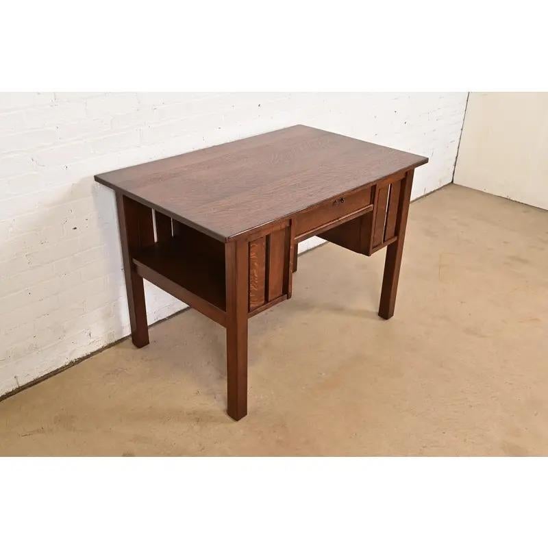 L. & J. G. Stickley Antiker Arts & Crafts-Schreibtisch aus Eichenholz im Missionsstil, neu lackiert im Zustand „Hervorragend“ im Angebot in South Bend, IN