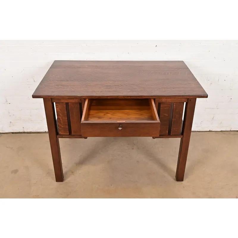 L. & J. G. Stickley Antiker Arts & Crafts-Schreibtisch aus Eichenholz im Missionsstil, neu lackiert (20. Jahrhundert) im Angebot