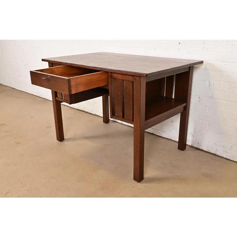 L. & J. G. Stickley Antiker Arts & Crafts-Schreibtisch aus Eichenholz im Missionsstil, neu lackiert im Angebot 1