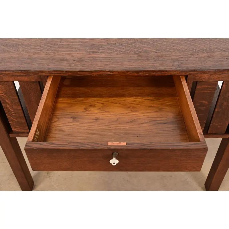 L. & J. G. Stickley Antiker Arts & Crafts-Schreibtisch aus Eichenholz im Missionsstil, neu lackiert im Angebot 2
