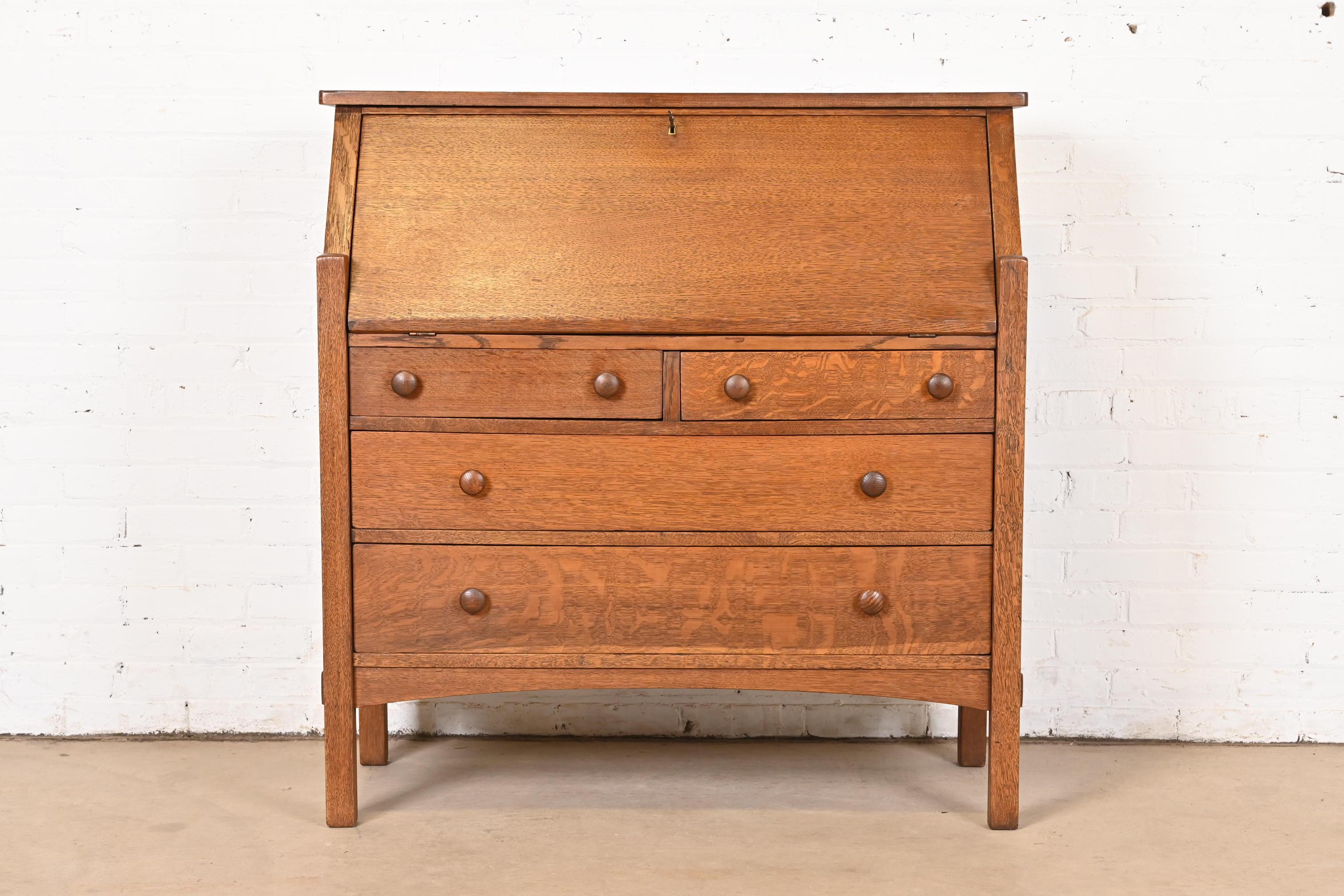 A gorgeous Mission or Arts & Crafts quarter sawn oak slant front writing desk or secretary desk

By L. & J.G. Stickley

USA, Circa 1900

Measures: 42