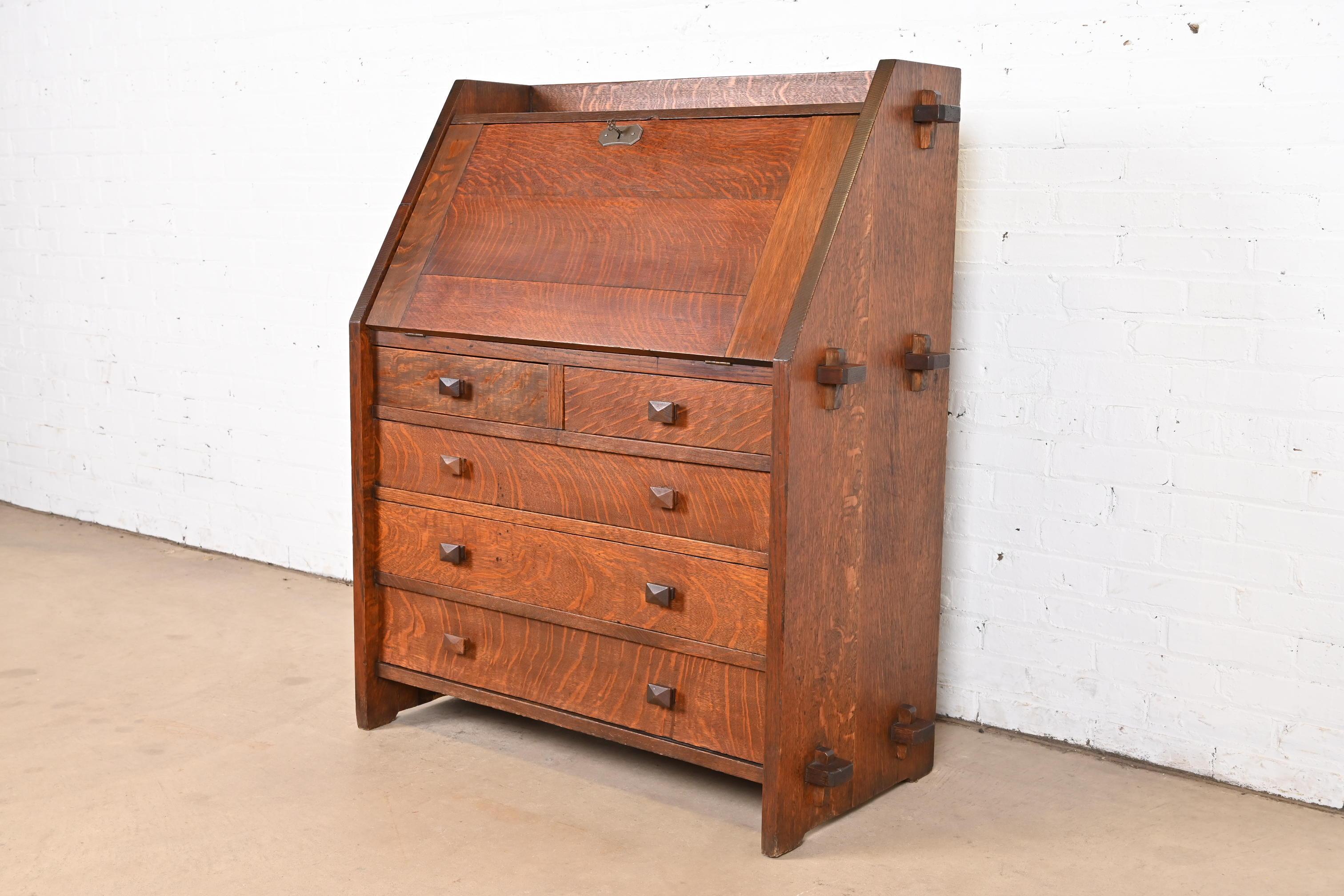 A gorgeous antique Mission or Arts & Crafts quarter sawn oak slant front writing desk or secretary desk

By L. & J.G. Stickley

USA, Circa 1900

Measures: 39.5