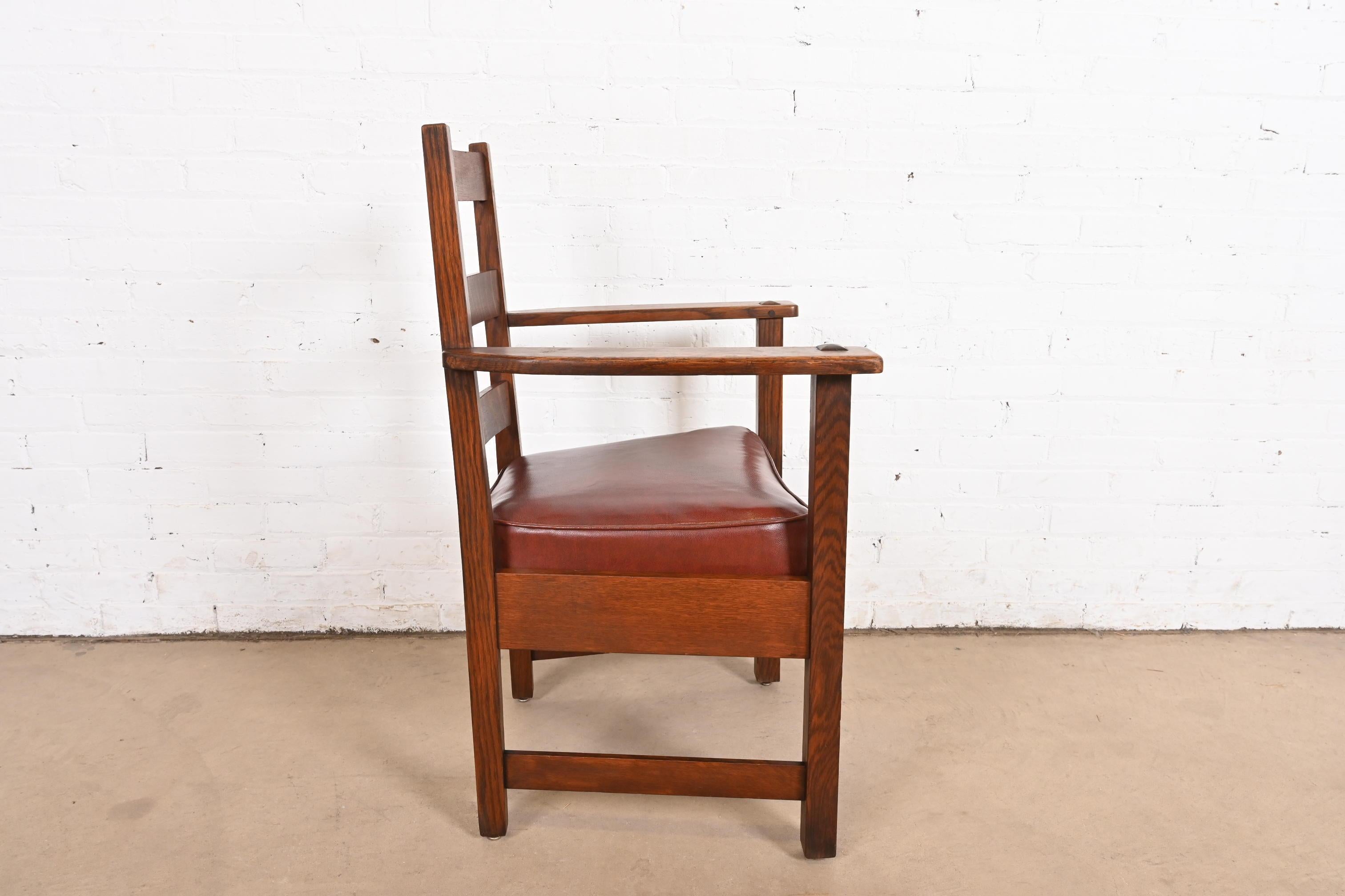 L. & J. G. Stickley Sillón antiguo Mission Arts & Crafts de roble con respaldo de escalera en venta 3