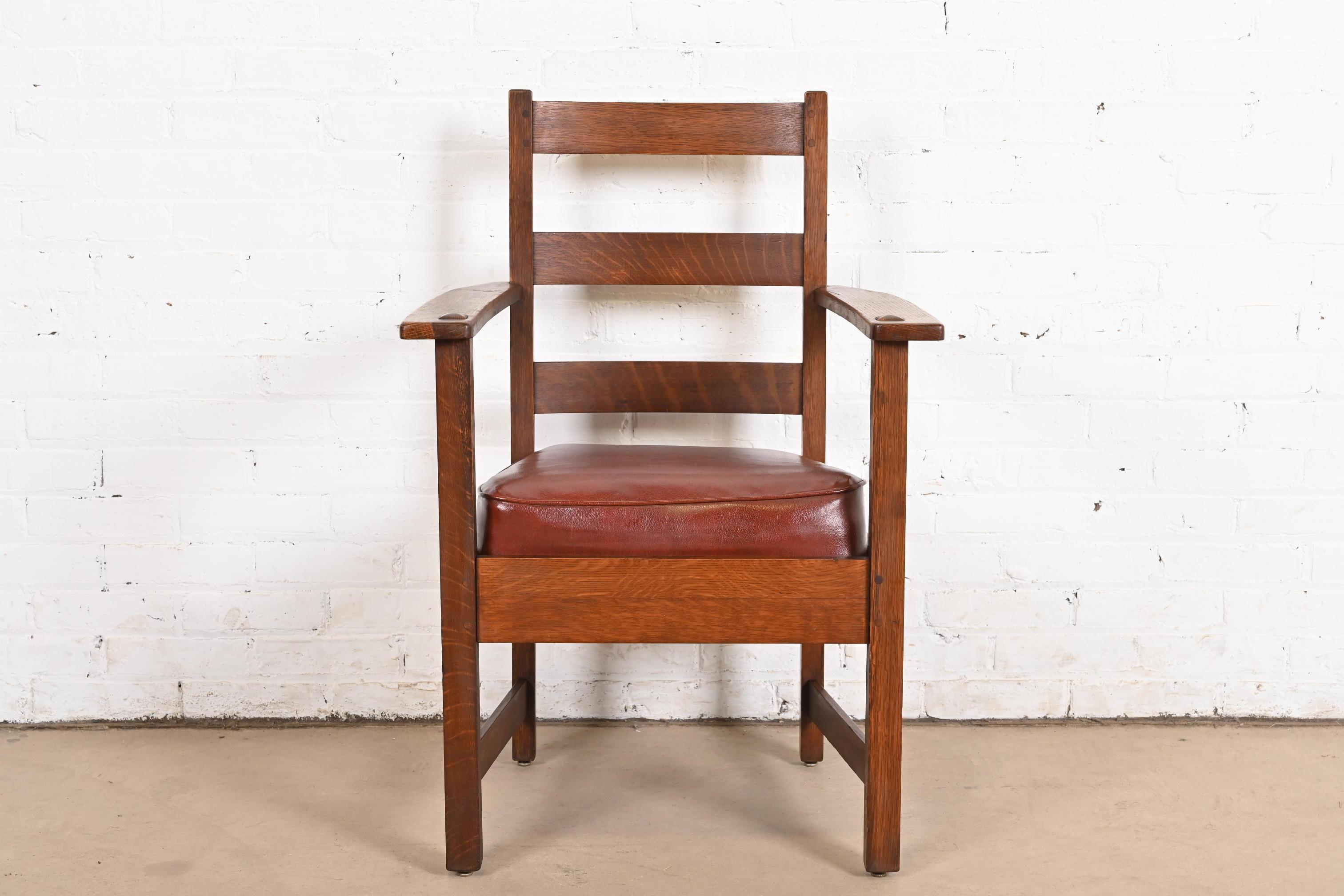 Un sillón o butaca antiguos excepcionales de época Mission o Arts & Crafts

Por L. y J.G. Stickley

EE.UU., Circa 1900

Armazón de roble macizo aserrado en cuarto, con asiento tapizado.

Medidas: 24,5