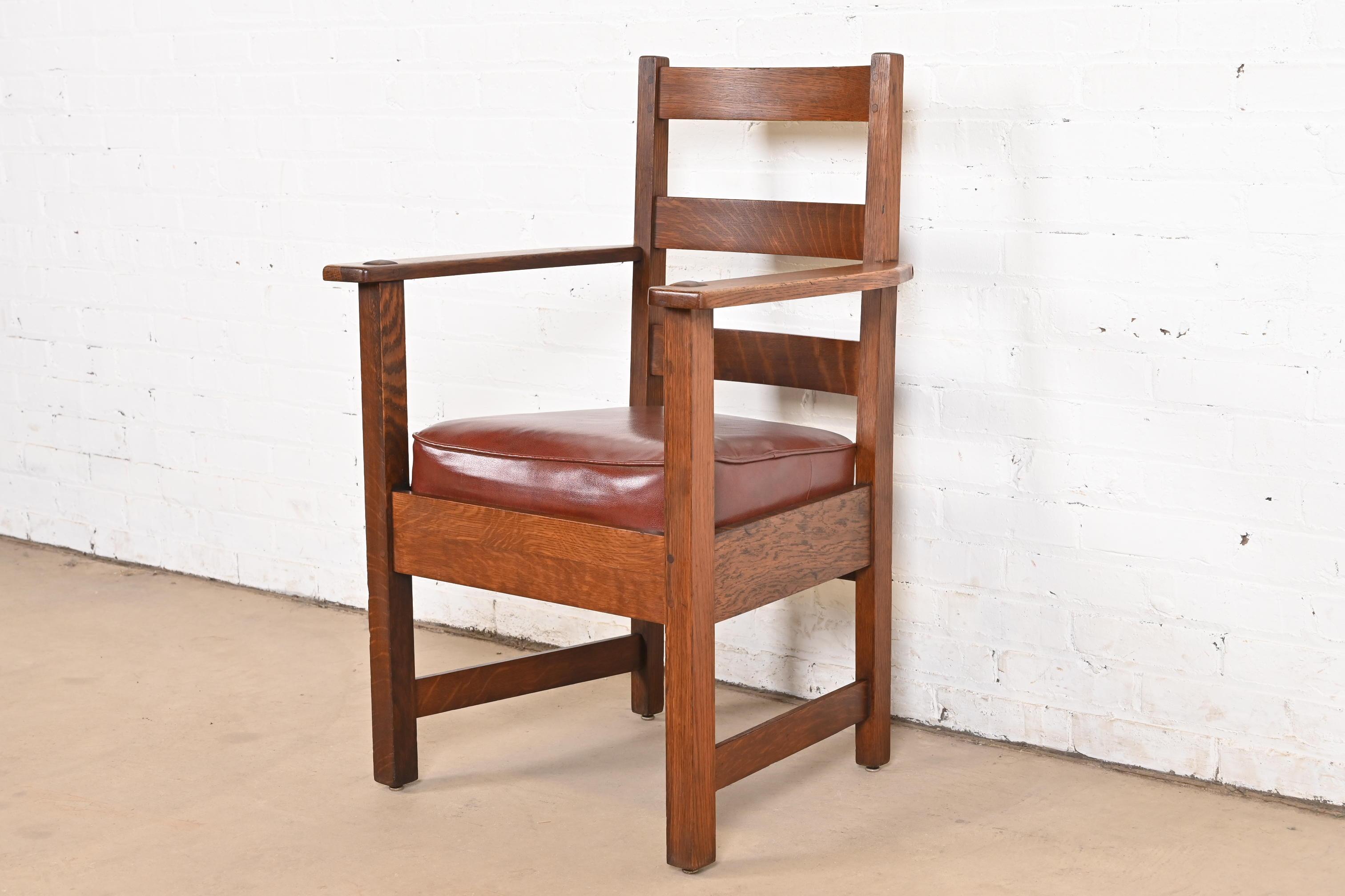 L. & J. G. Stickley Sillón antiguo Mission Arts & Crafts de roble con respaldo de escalera Artes y manualidades en venta