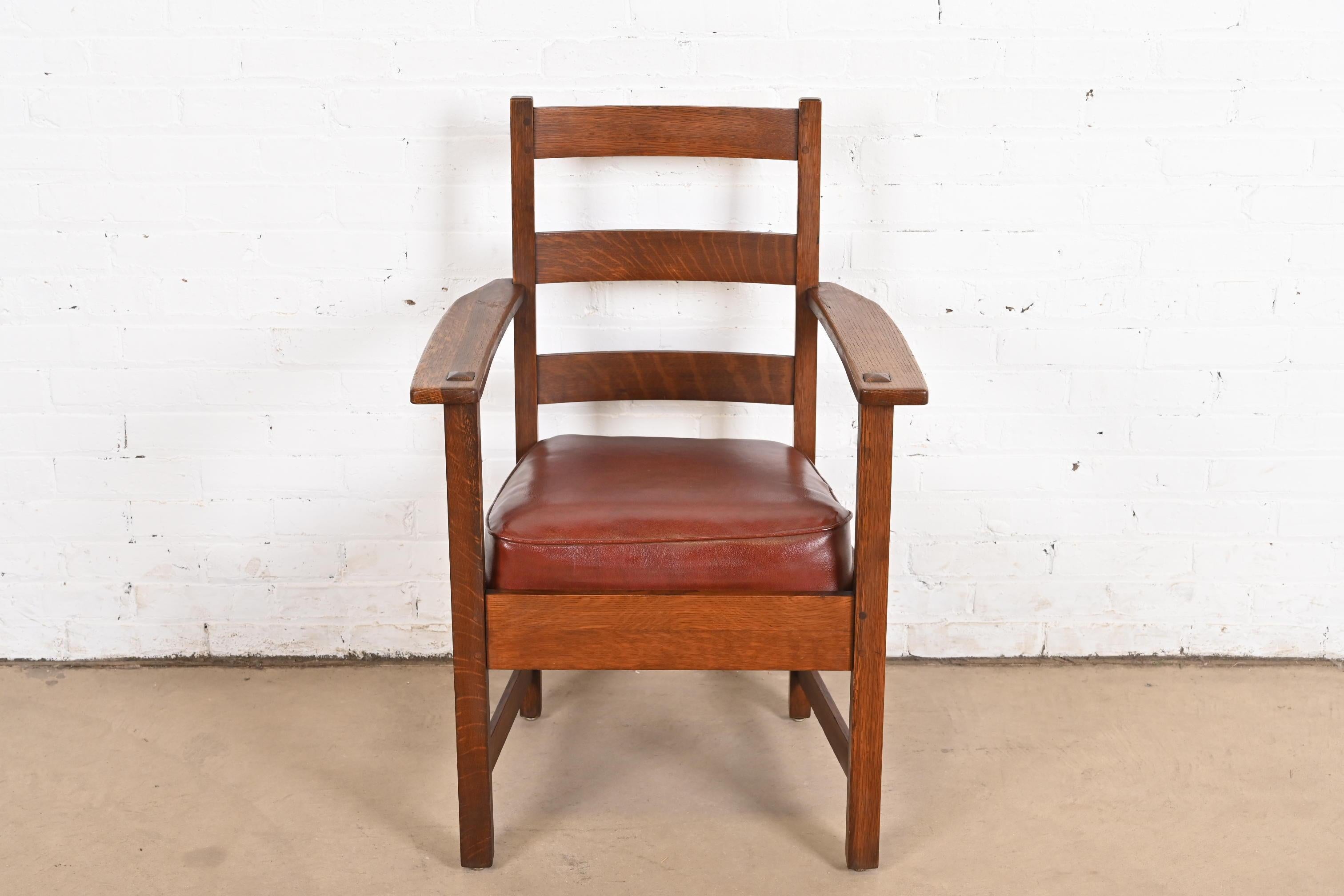 L. & J. G. Stickley Sillón antiguo Mission Arts & Crafts de roble con respaldo de escalera Estadounidense en venta