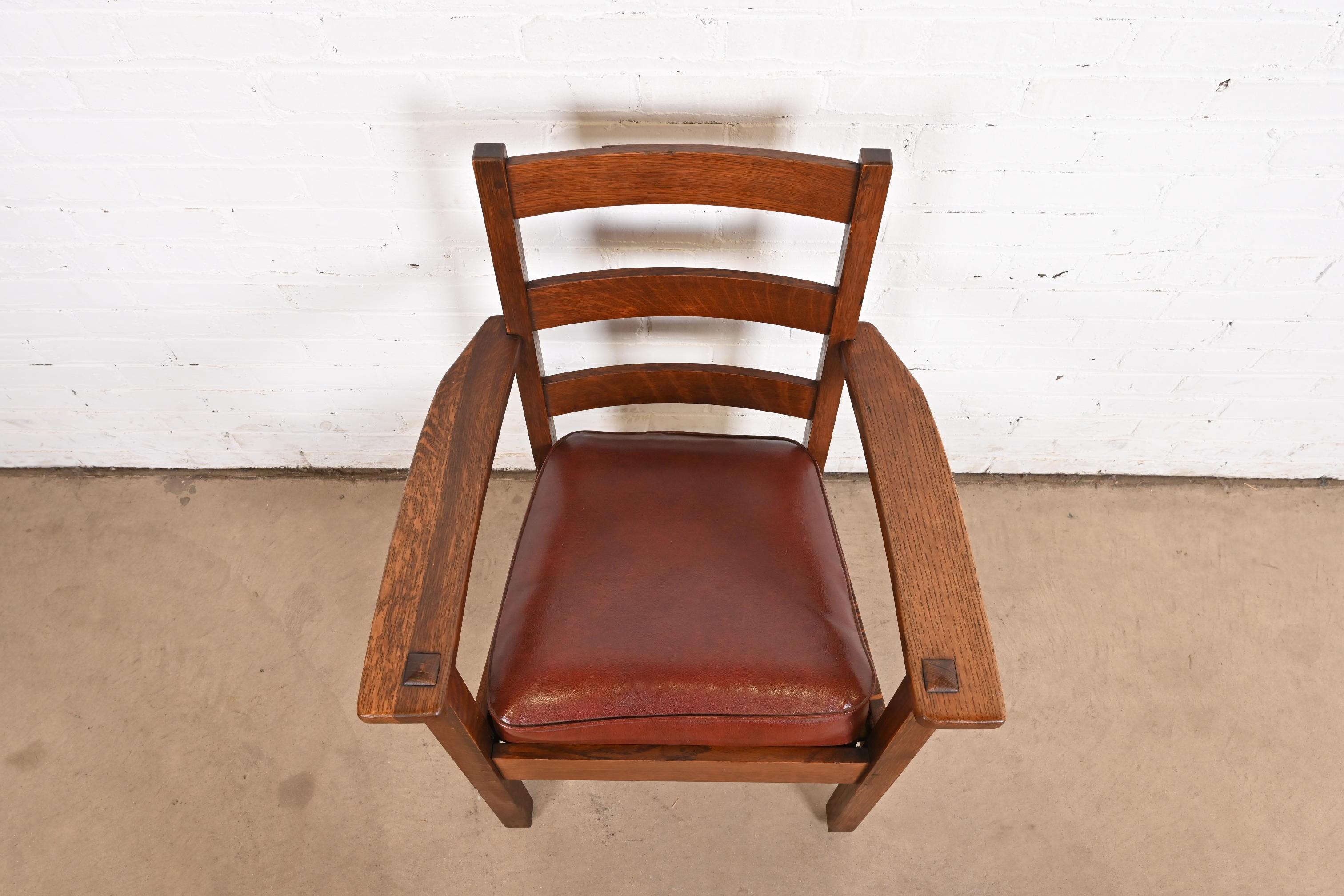 L. & J. G. Stickley Sillón antiguo Mission Arts & Crafts de roble con respaldo de escalera siglo XX en venta